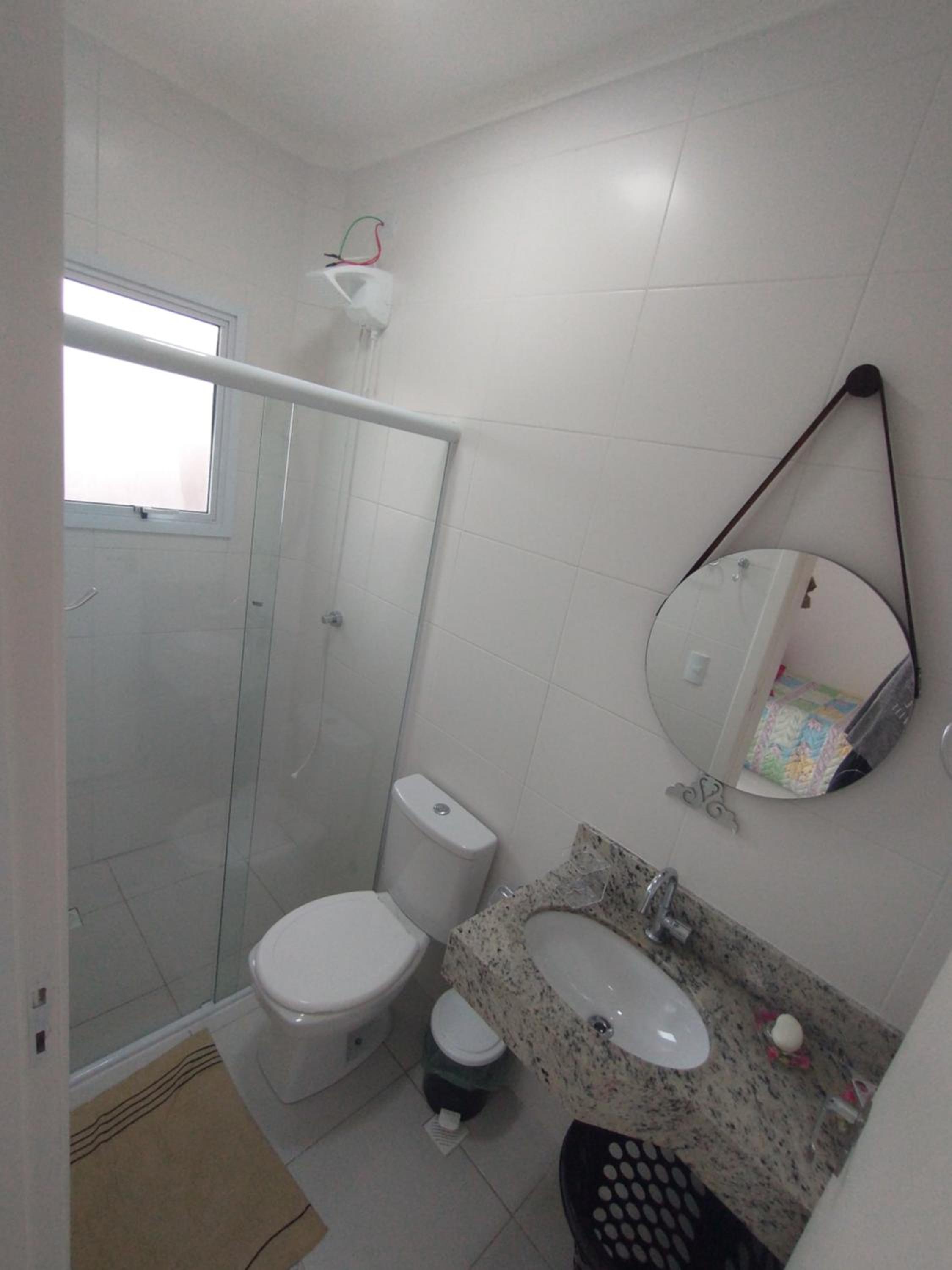 Casa em condomínio a 100 metros da praia.