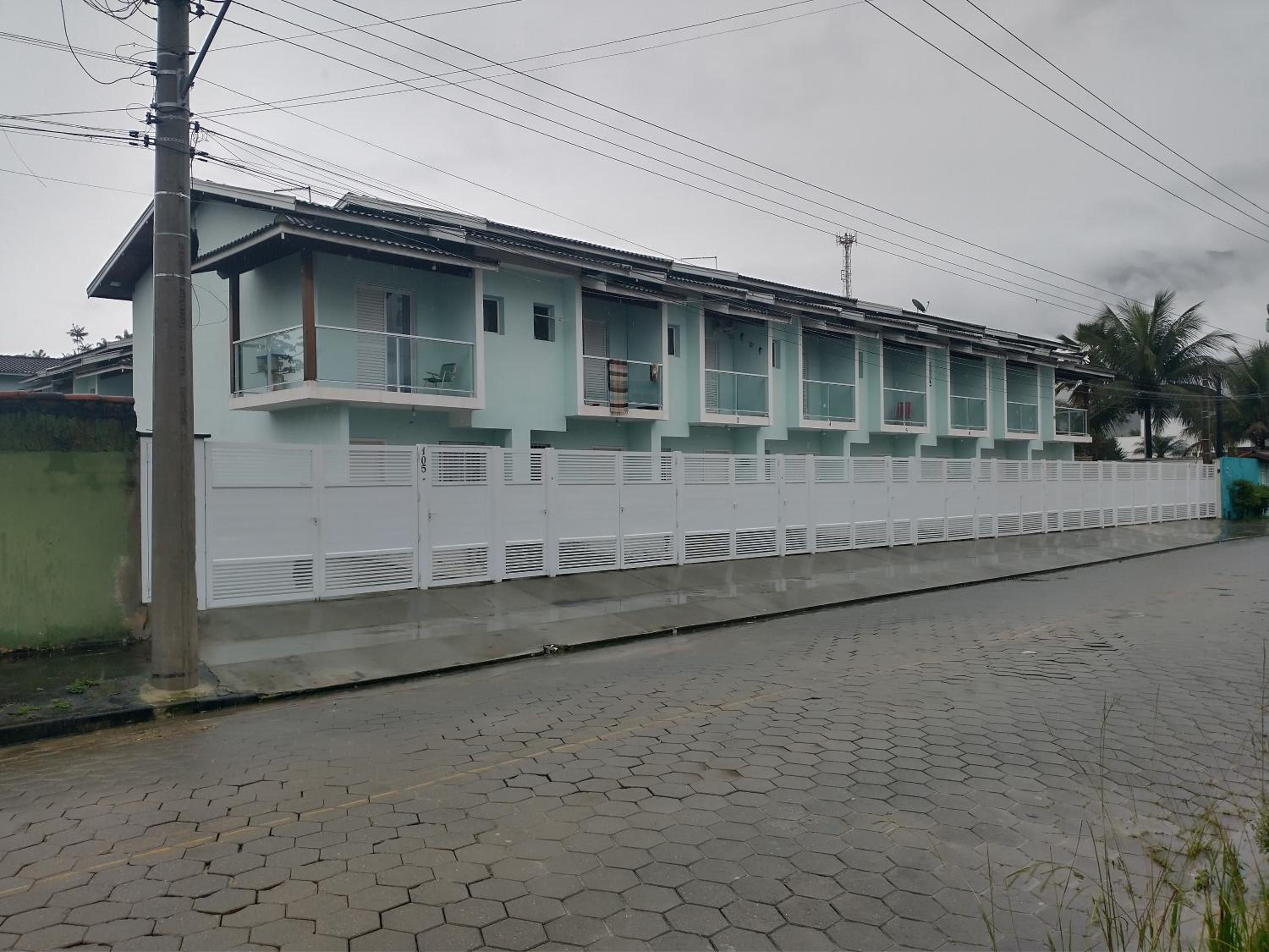 Casa em condomínio a 100 metros da praia.