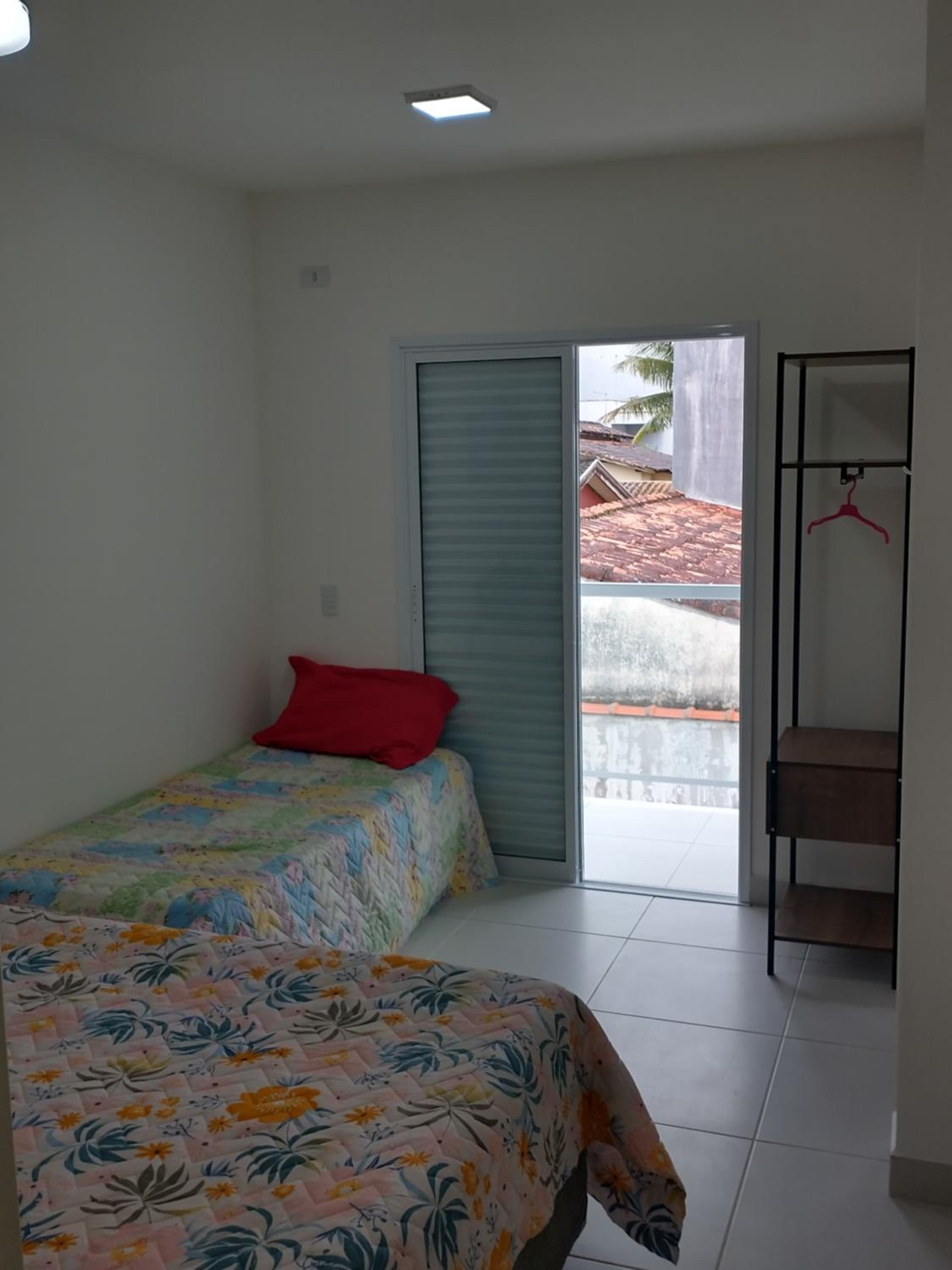Casa em condomínio a 100 metros da praia.