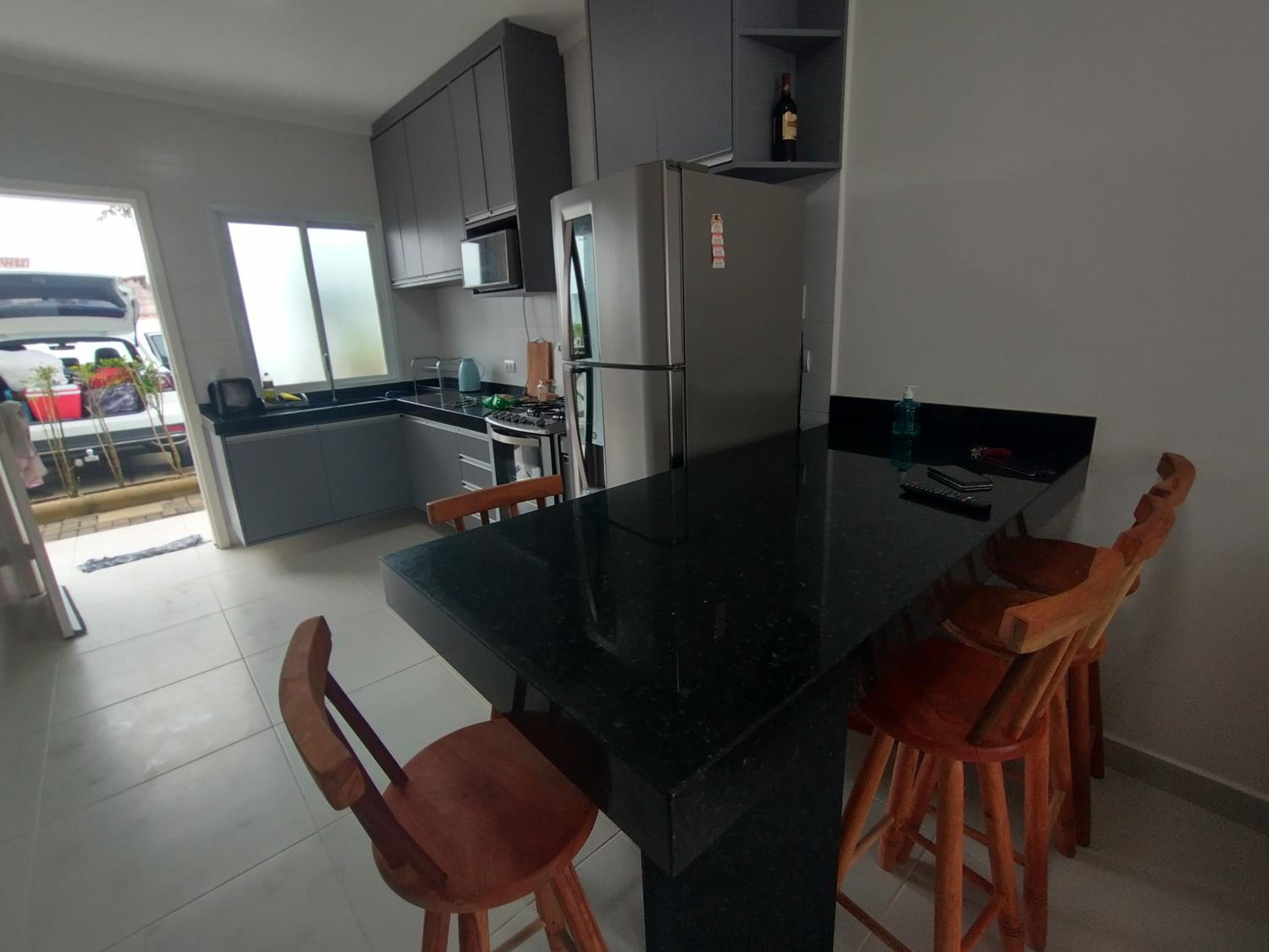 Casa em condomínio a 100 metros da praia.