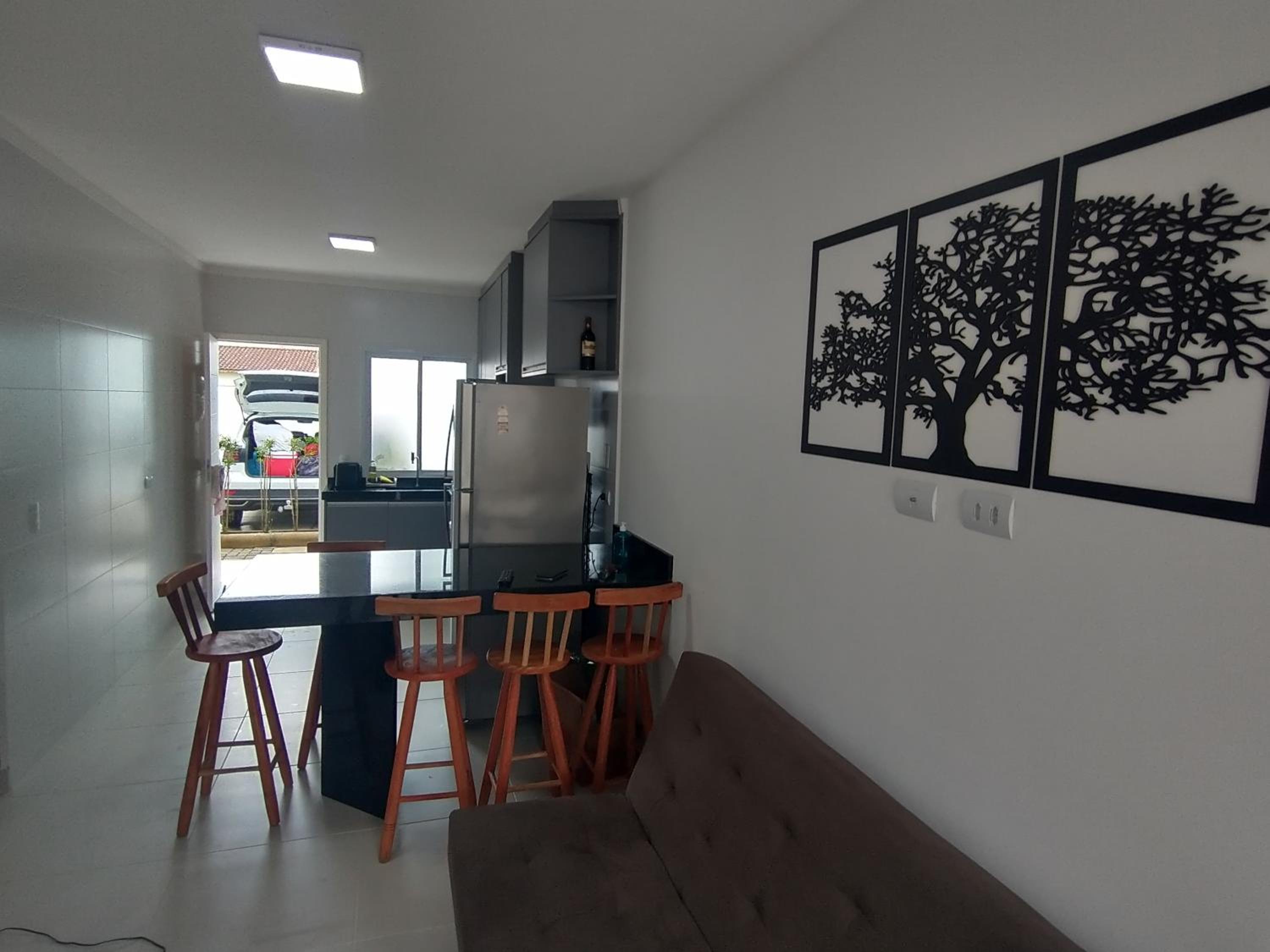 Casa em condomínio a 100 metros da praia.