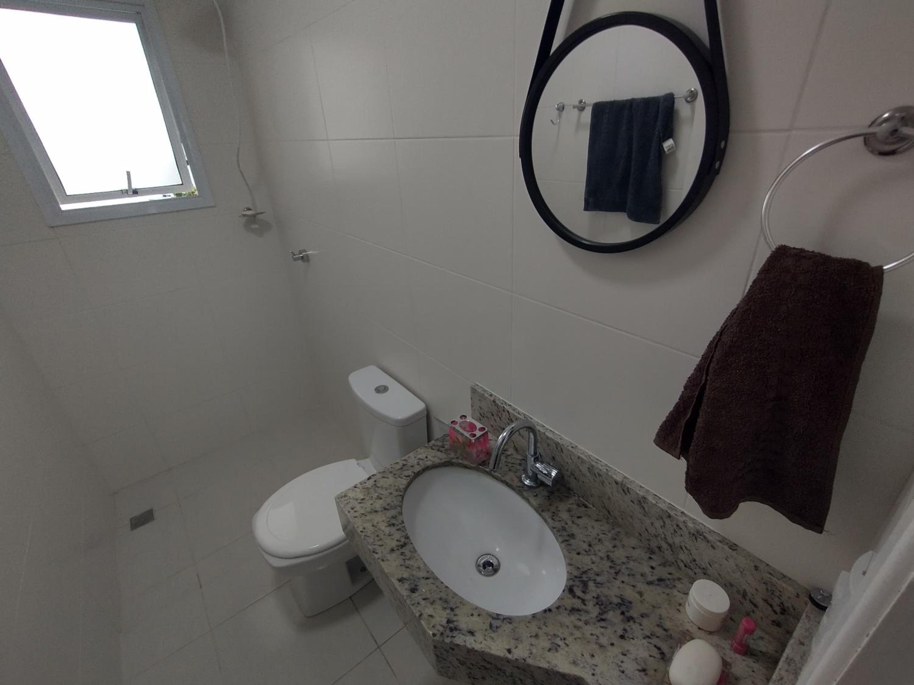 Casa em condomínio a 100 metros da praia.