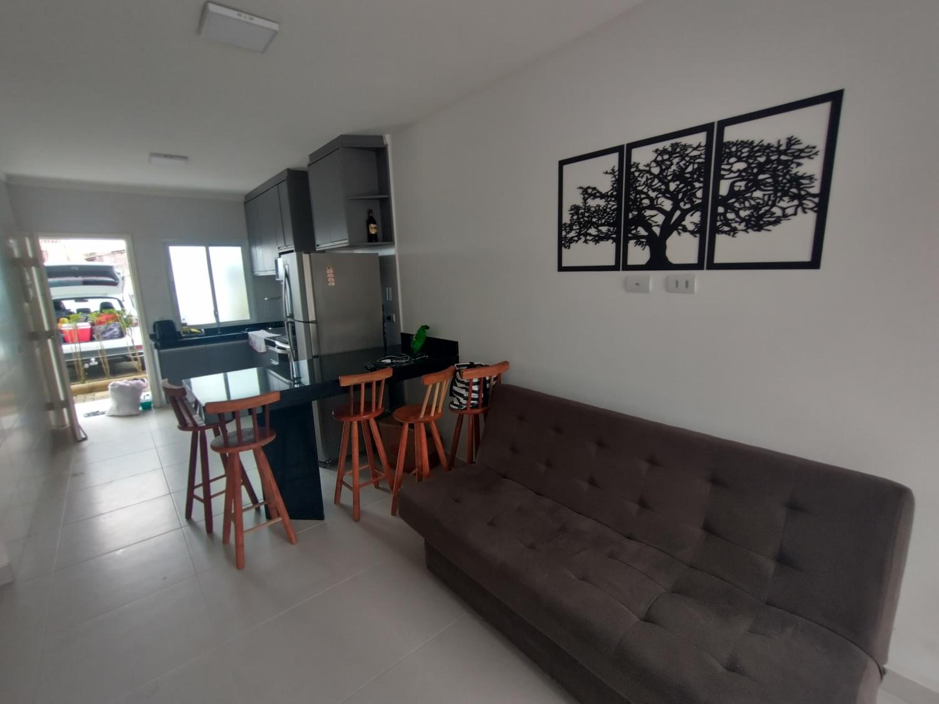 Casa em condomínio a 100 metros da praia.