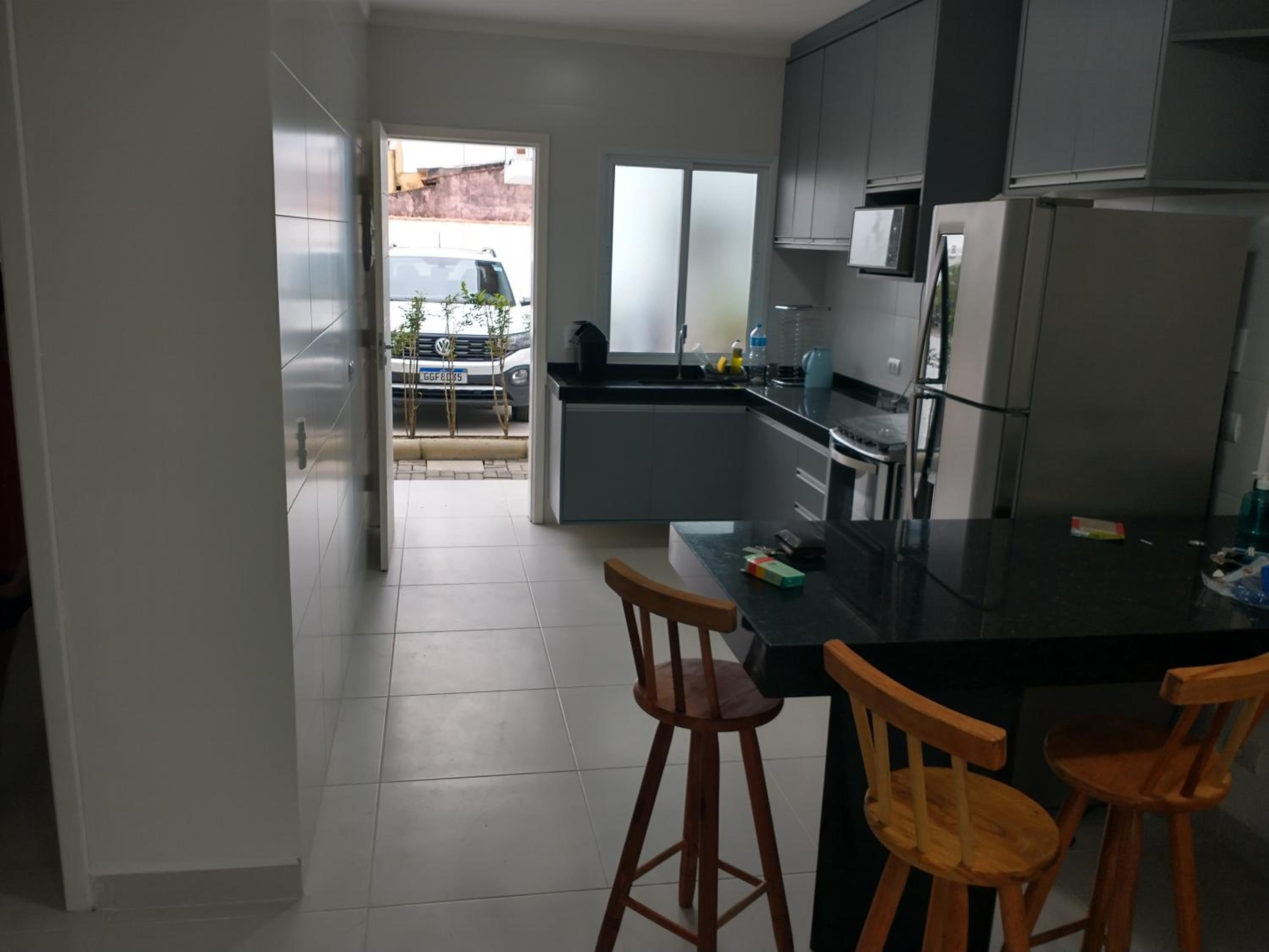 Casa em condomínio a 100 metros da praia.