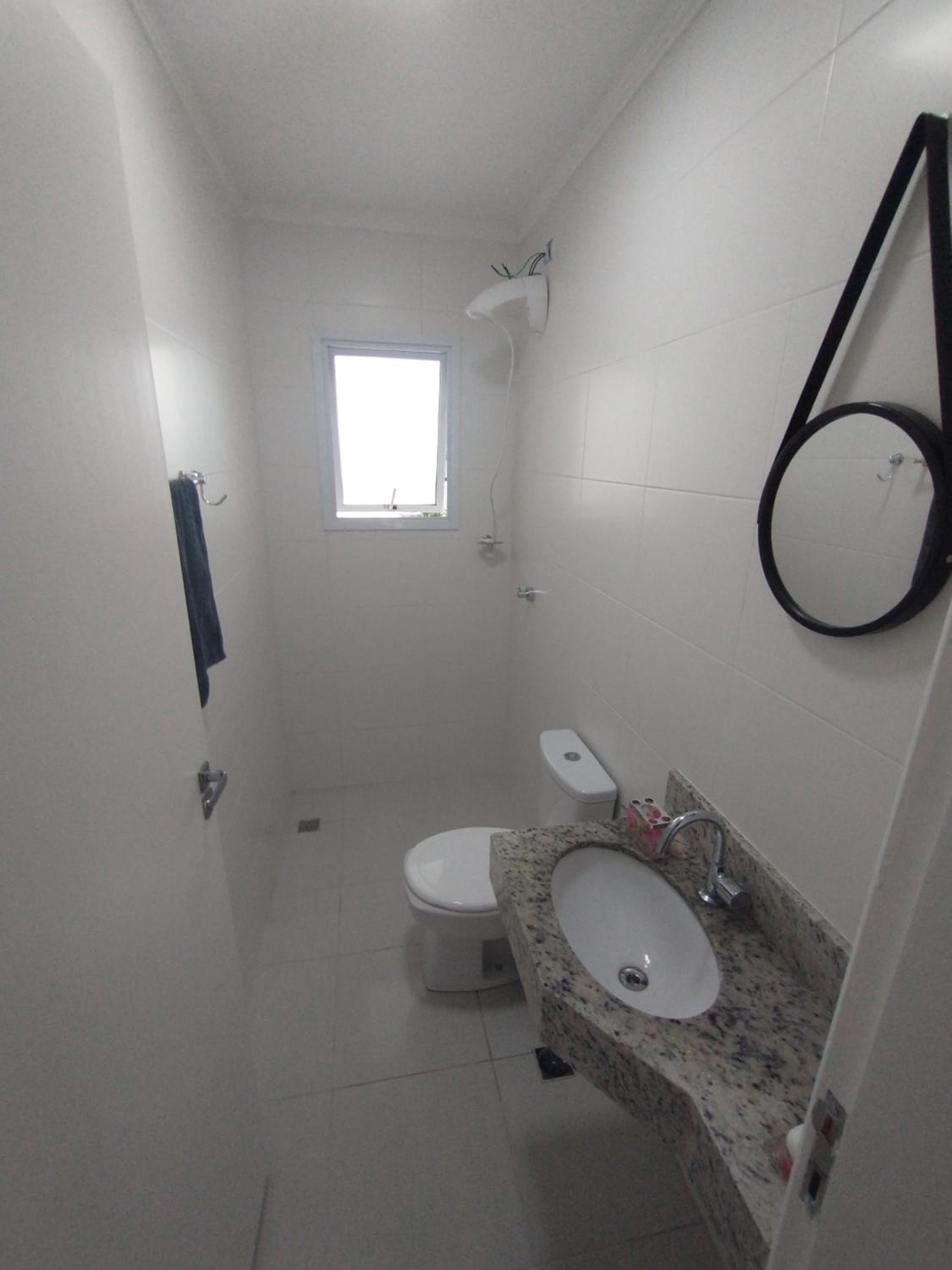 Casa em condomínio a 100 metros da praia.