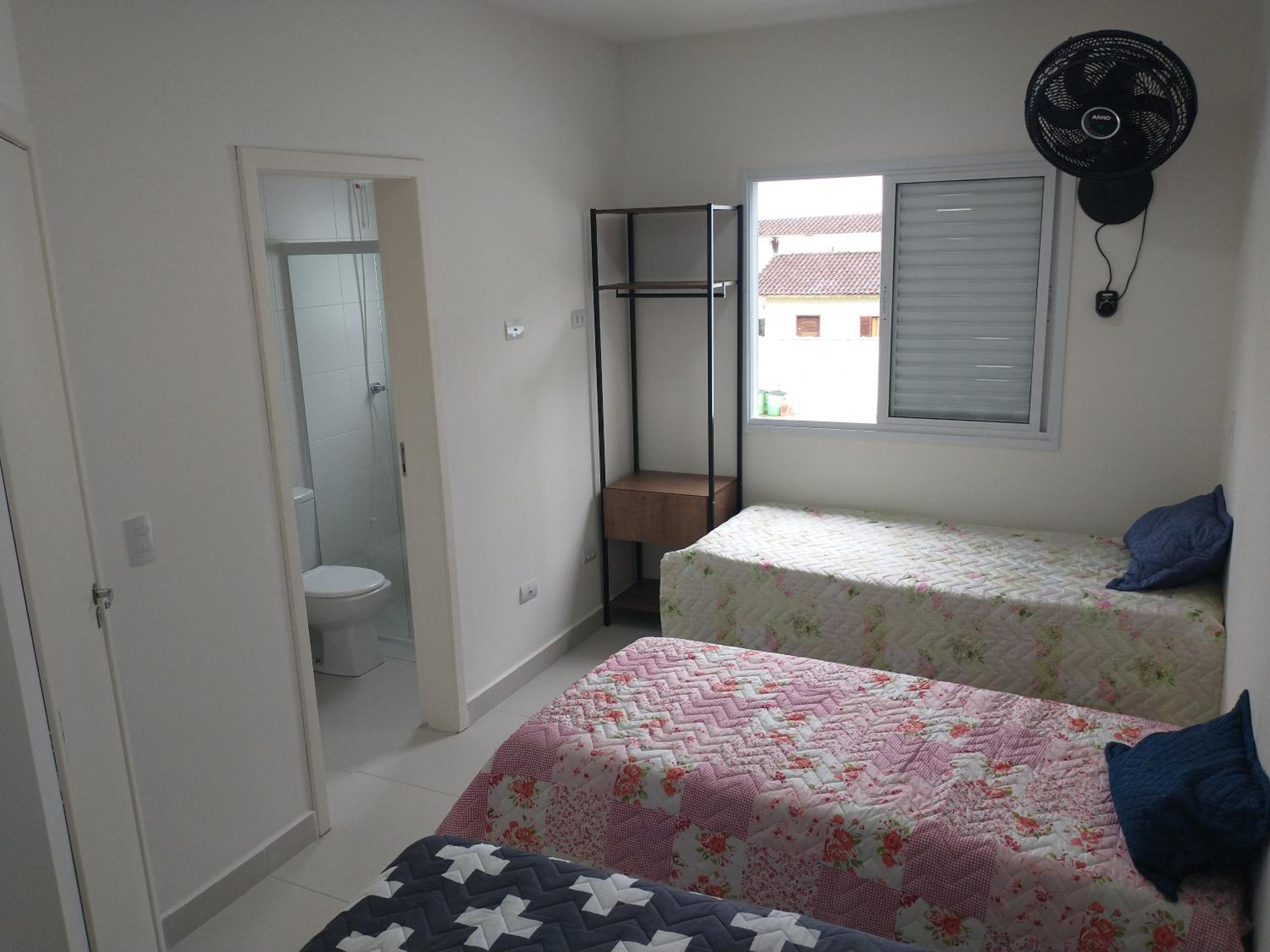 Casa em condomínio a 100 metros da praia.