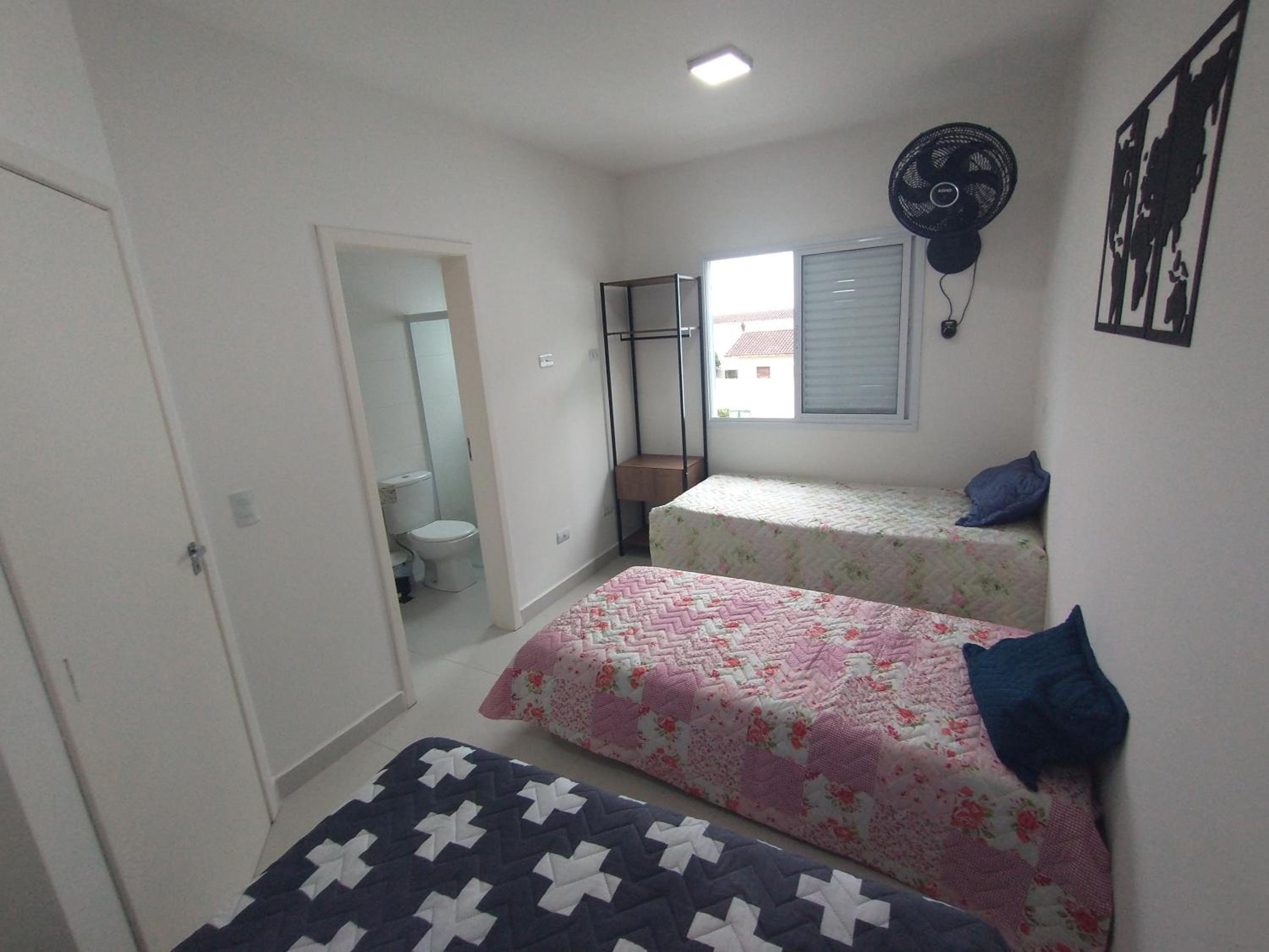 Casa em condomínio a 100 metros da praia.