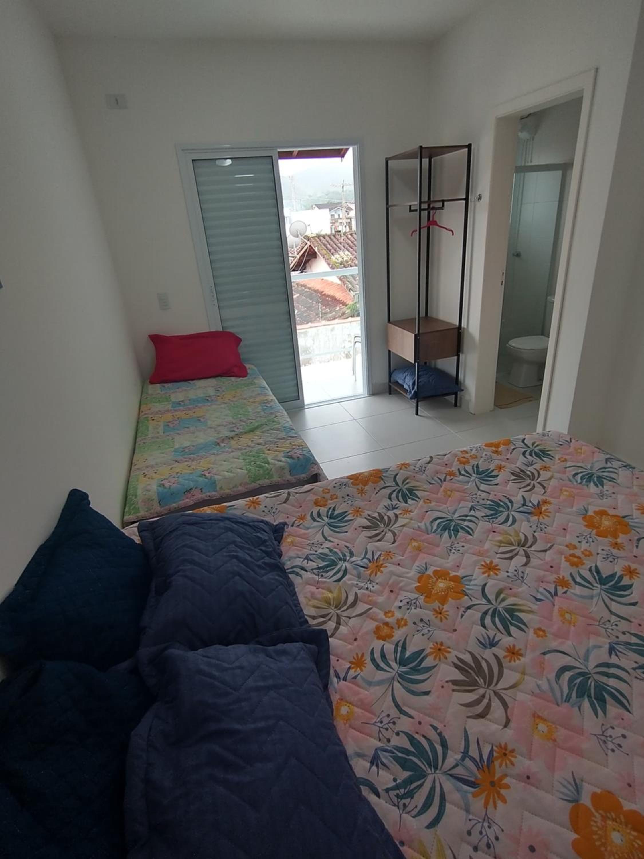 Casa em condomínio a 100 metros da praia.