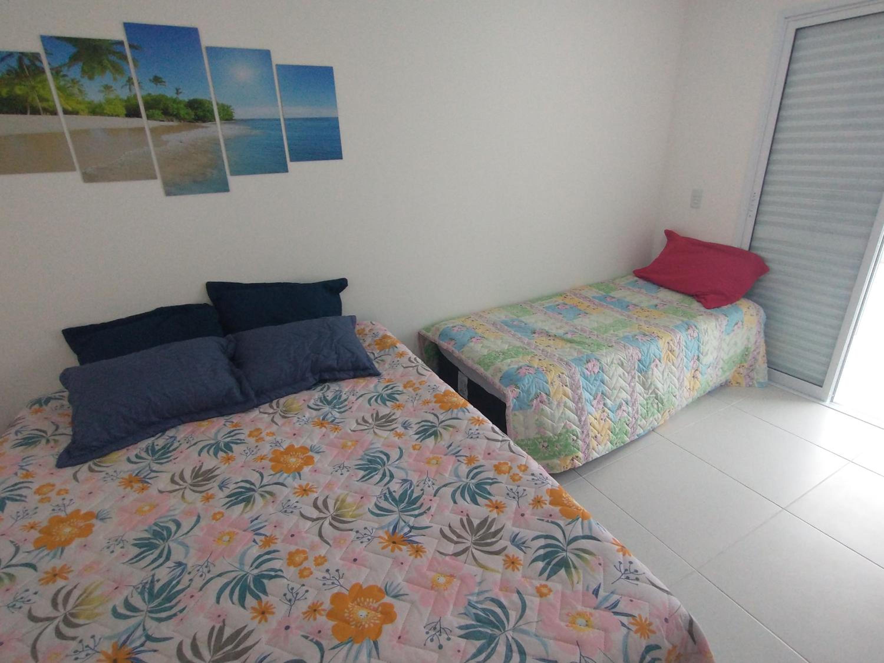 Casa em condomínio a 100 metros da praia.