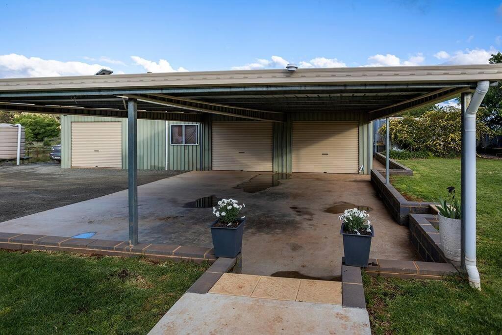 EdenValley Private Manicured Gardens with Fire Pit