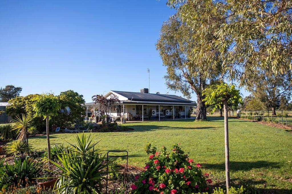 EdenValley Private Manicured Gardens with Fire Pit