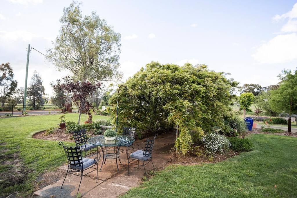 EdenValley Private Manicured Gardens with Fire Pit