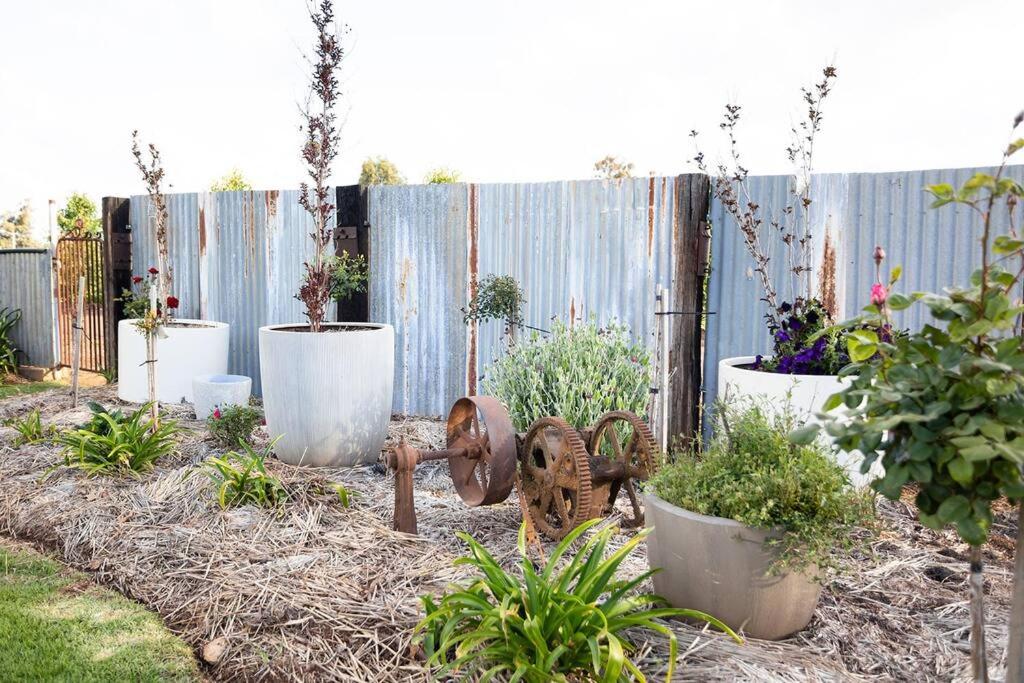 EdenValley Private Manicured Gardens with Fire Pit