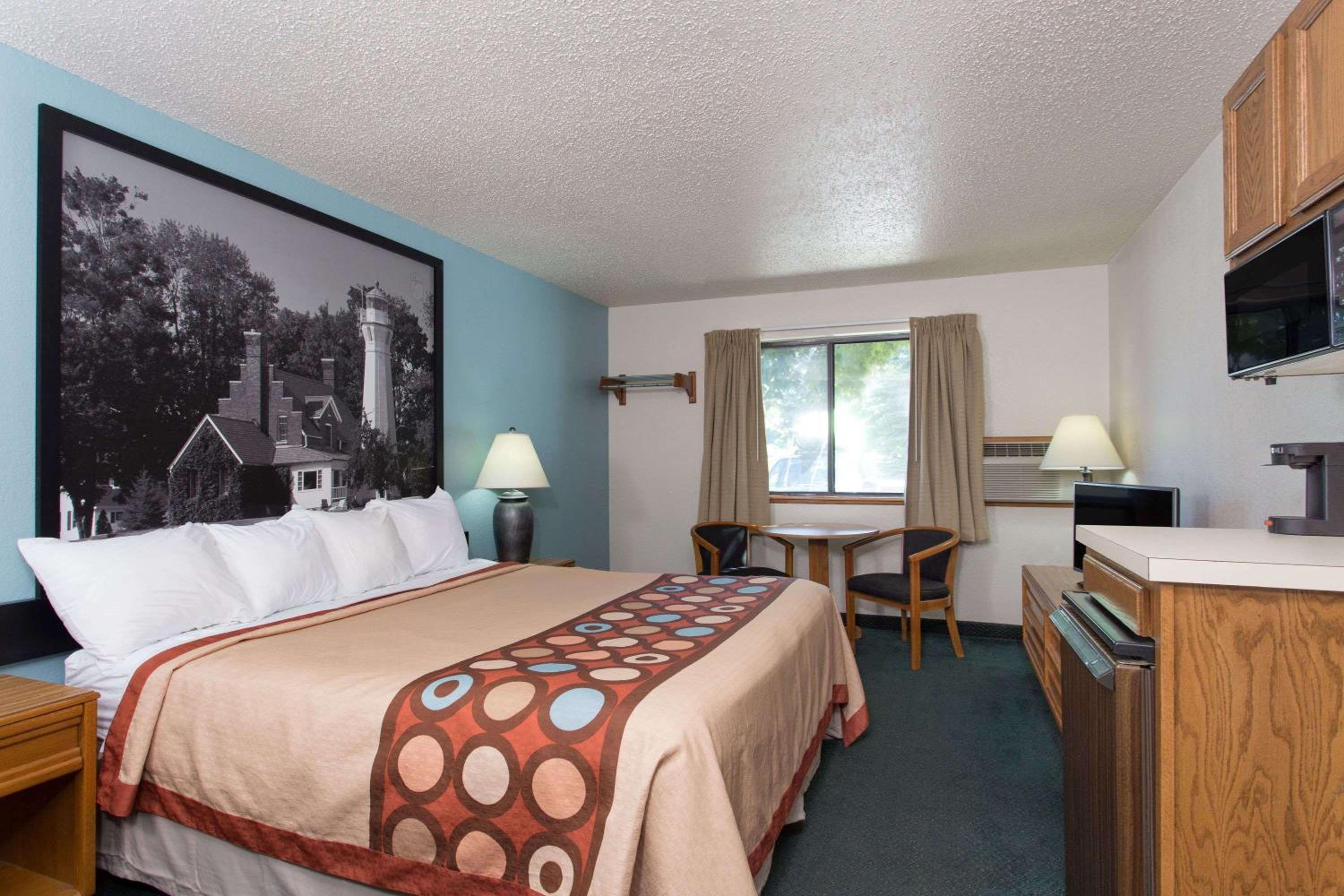 Super 8 by Wyndham Houghton Lake view 4