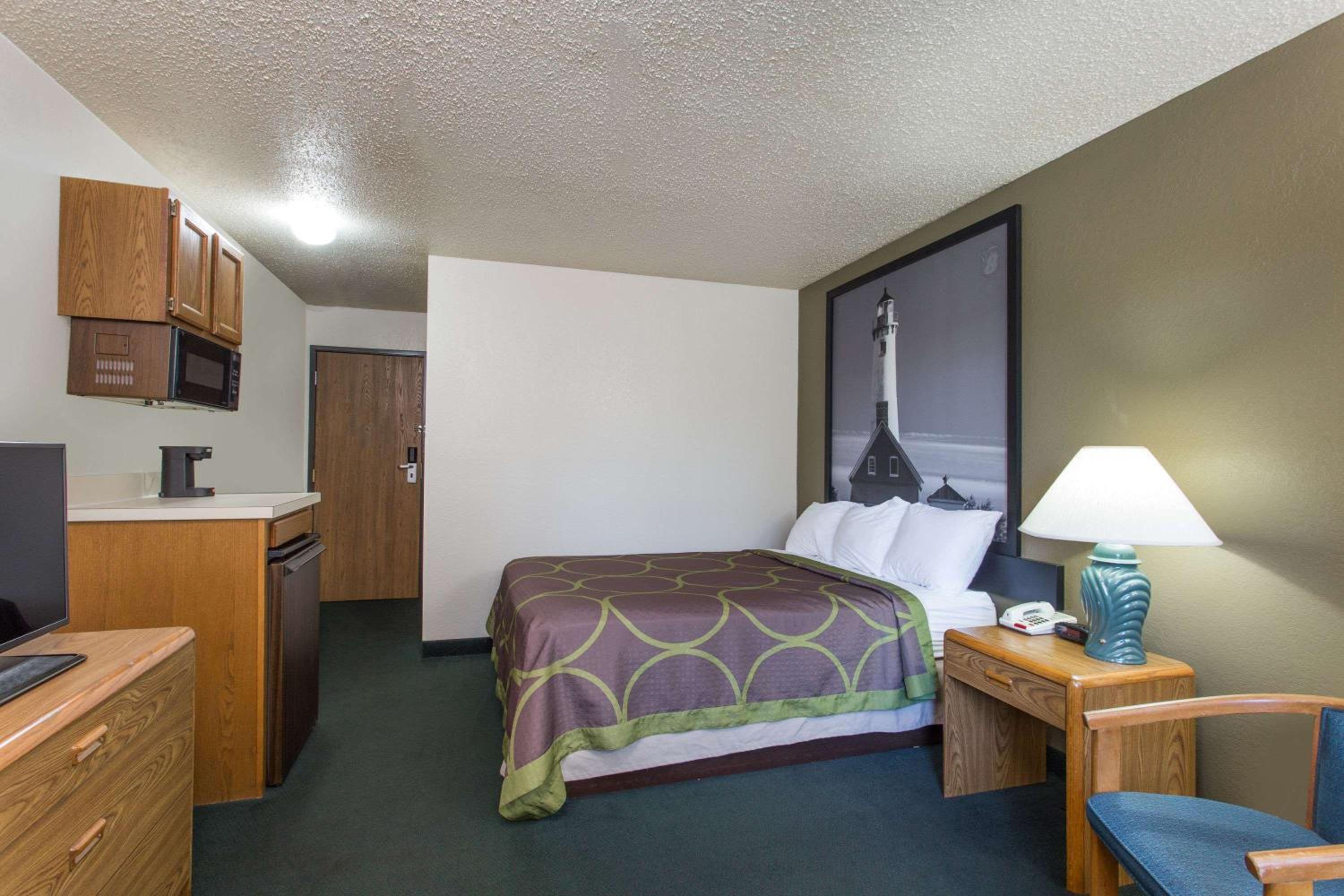 Super 8 by Wyndham Houghton Lake view 5