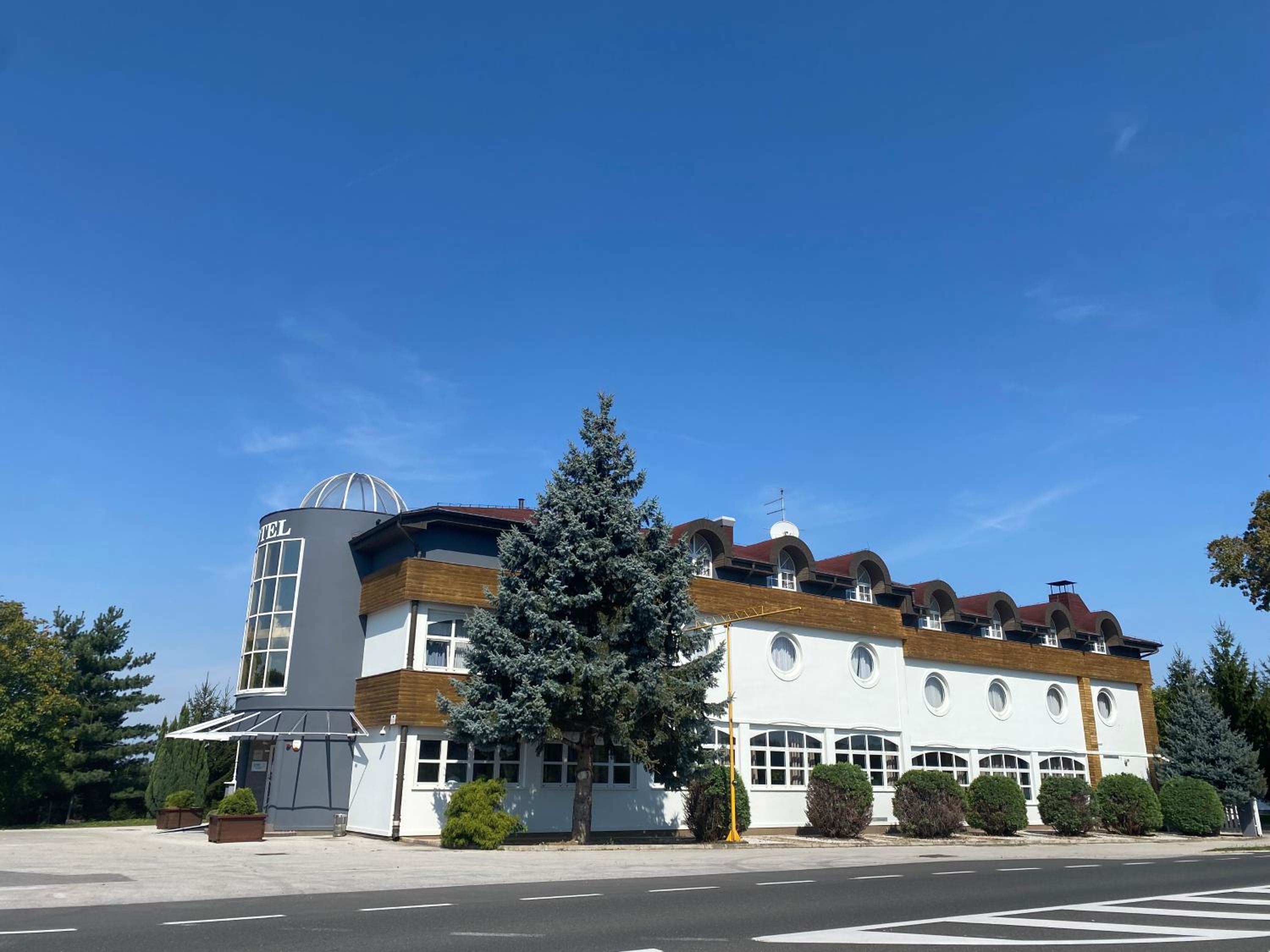 Hotel Lagus - Image 1