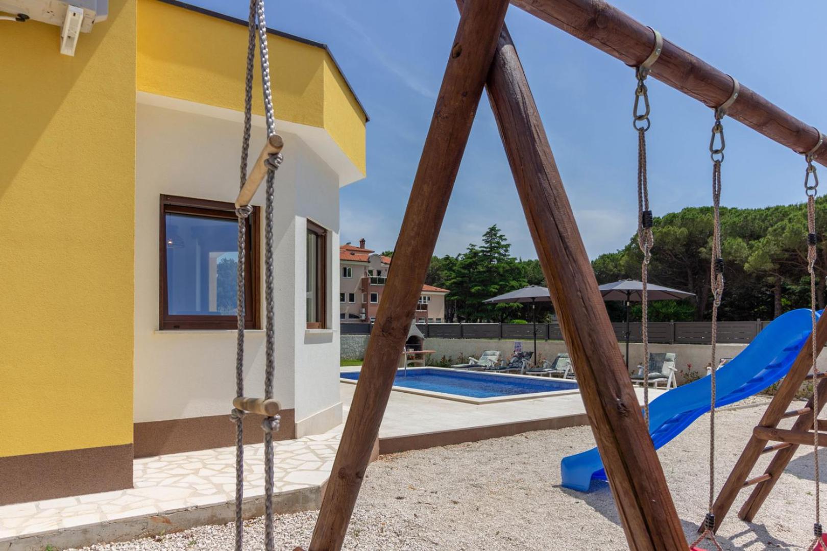 Modern villa Eve in Medulin with pool near the beach view 4