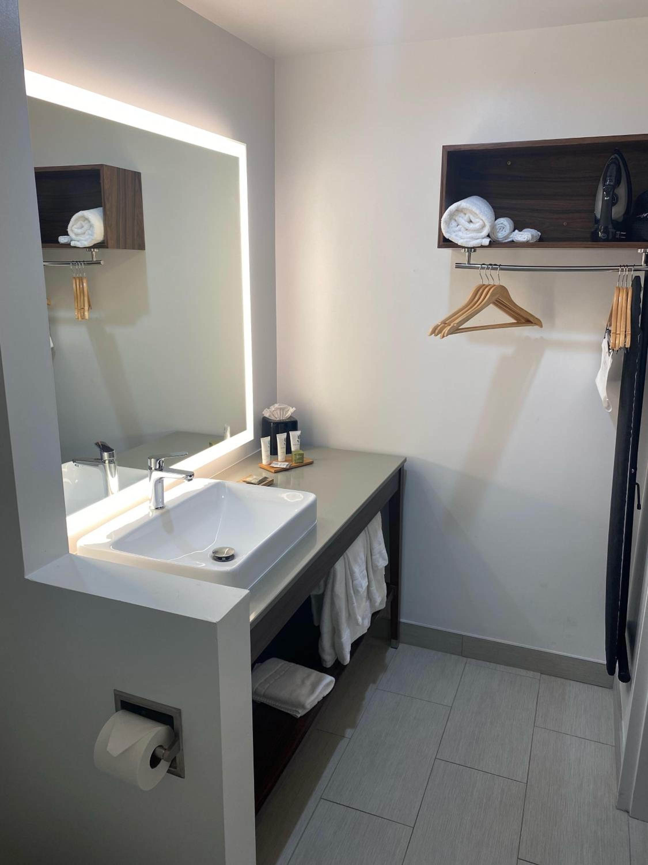 Vallejo Vacations - Country Inn Suites by Radisson, Vallejo Napa Valley, CA - Property Image 10