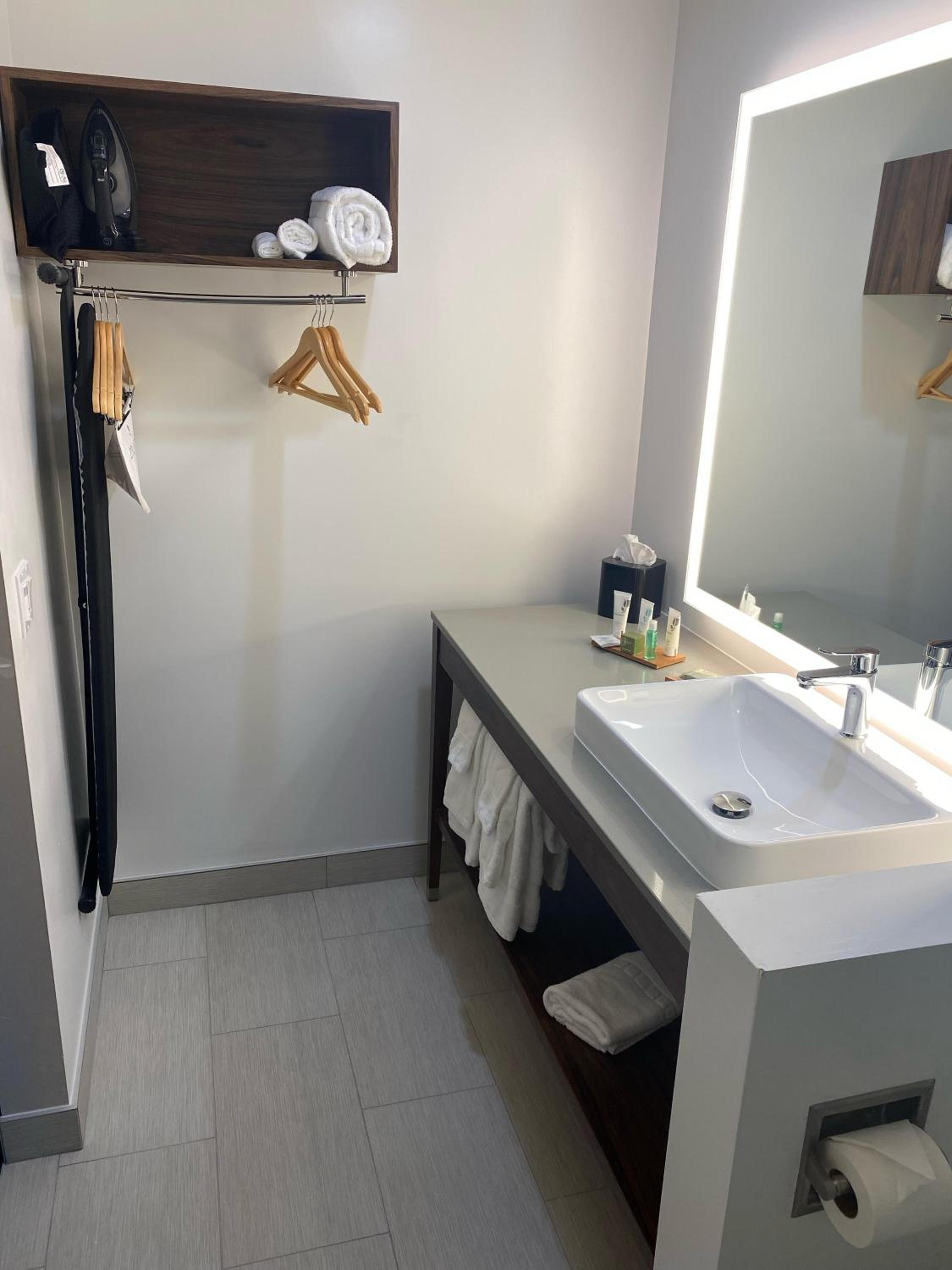 Vallejo Vacations - Country Inn Suites by Radisson, Vallejo Napa Valley, CA - Property Image 12