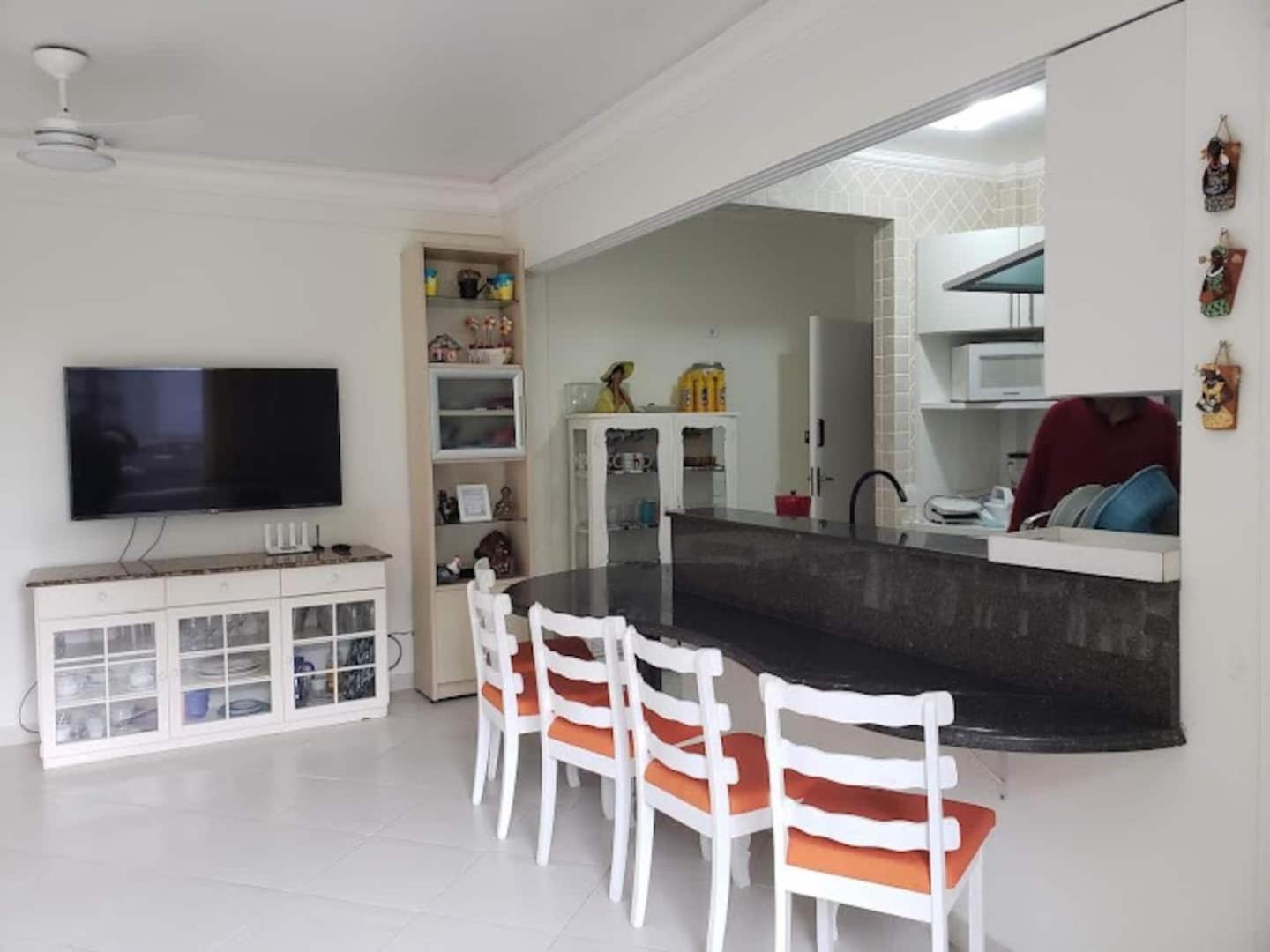 Apartamento Maré Mansa a 30 metros da praia Mansa em Caiobá com Wifi