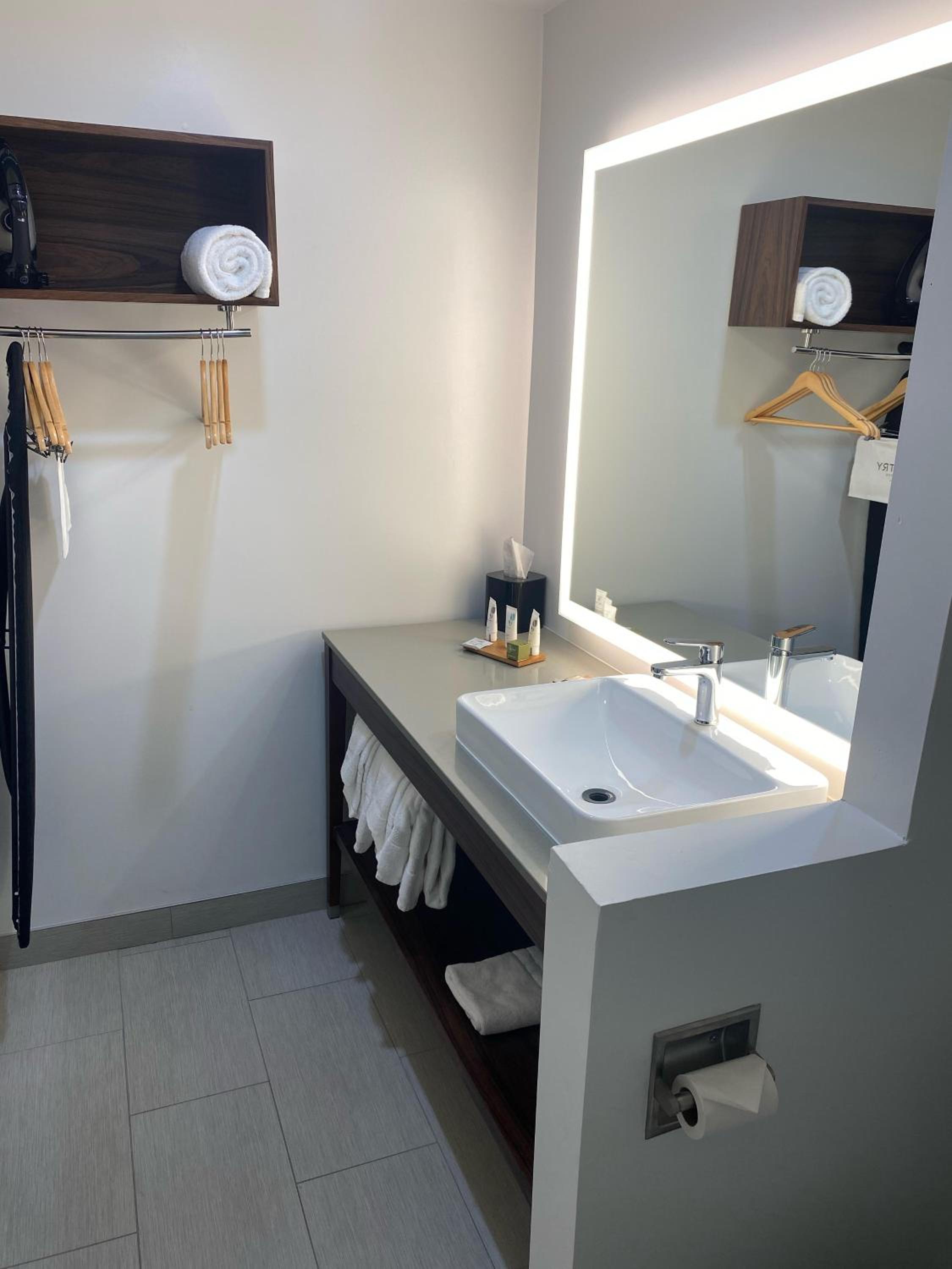 Vallejo Vacations - Country Inn Suites by Radisson, Vallejo Napa Valley, CA - Property Image 16