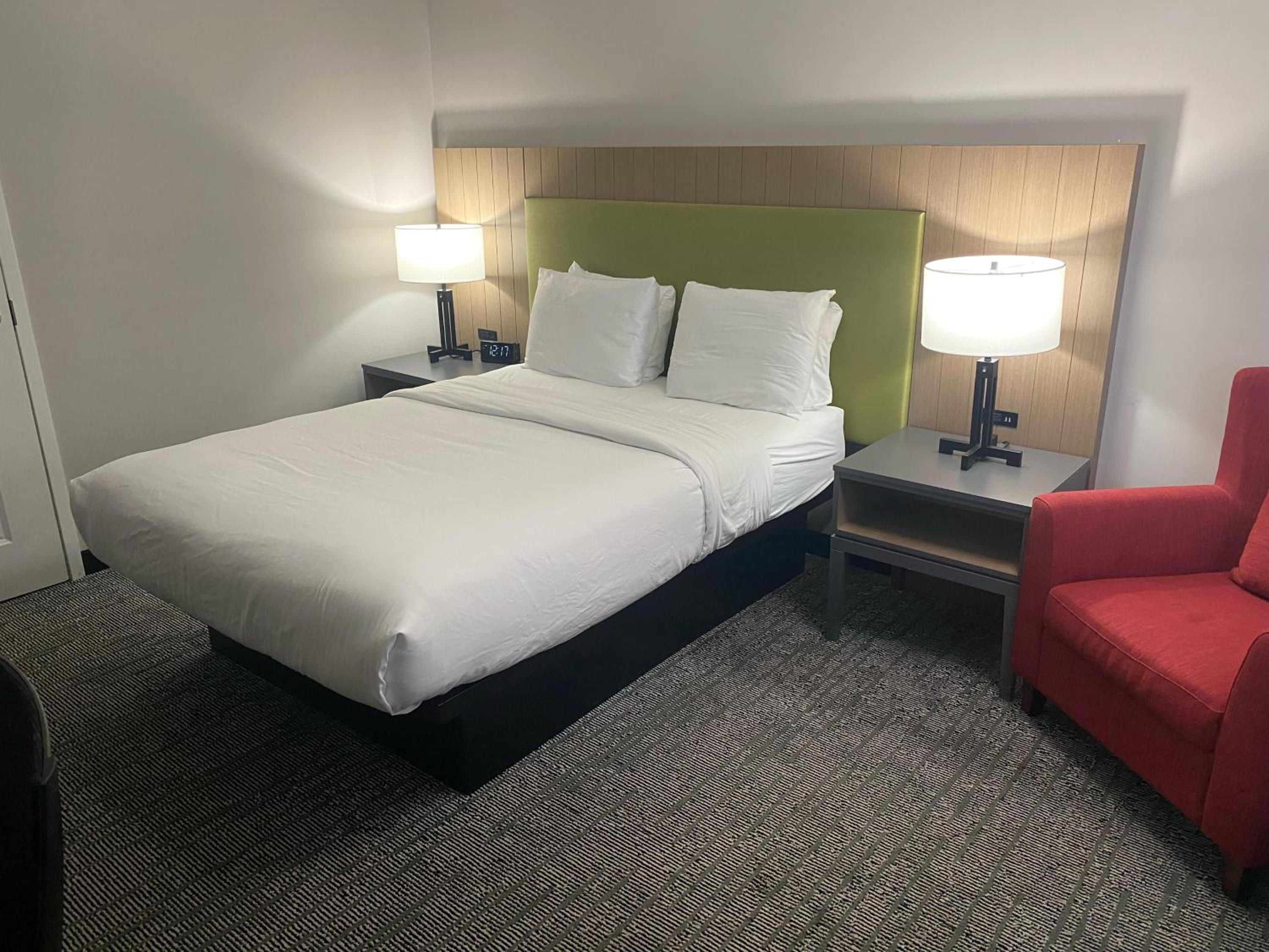 Vallejo Vacations - Country Inn Suites by Radisson, Vallejo Napa Valley, CA - Property Image 14