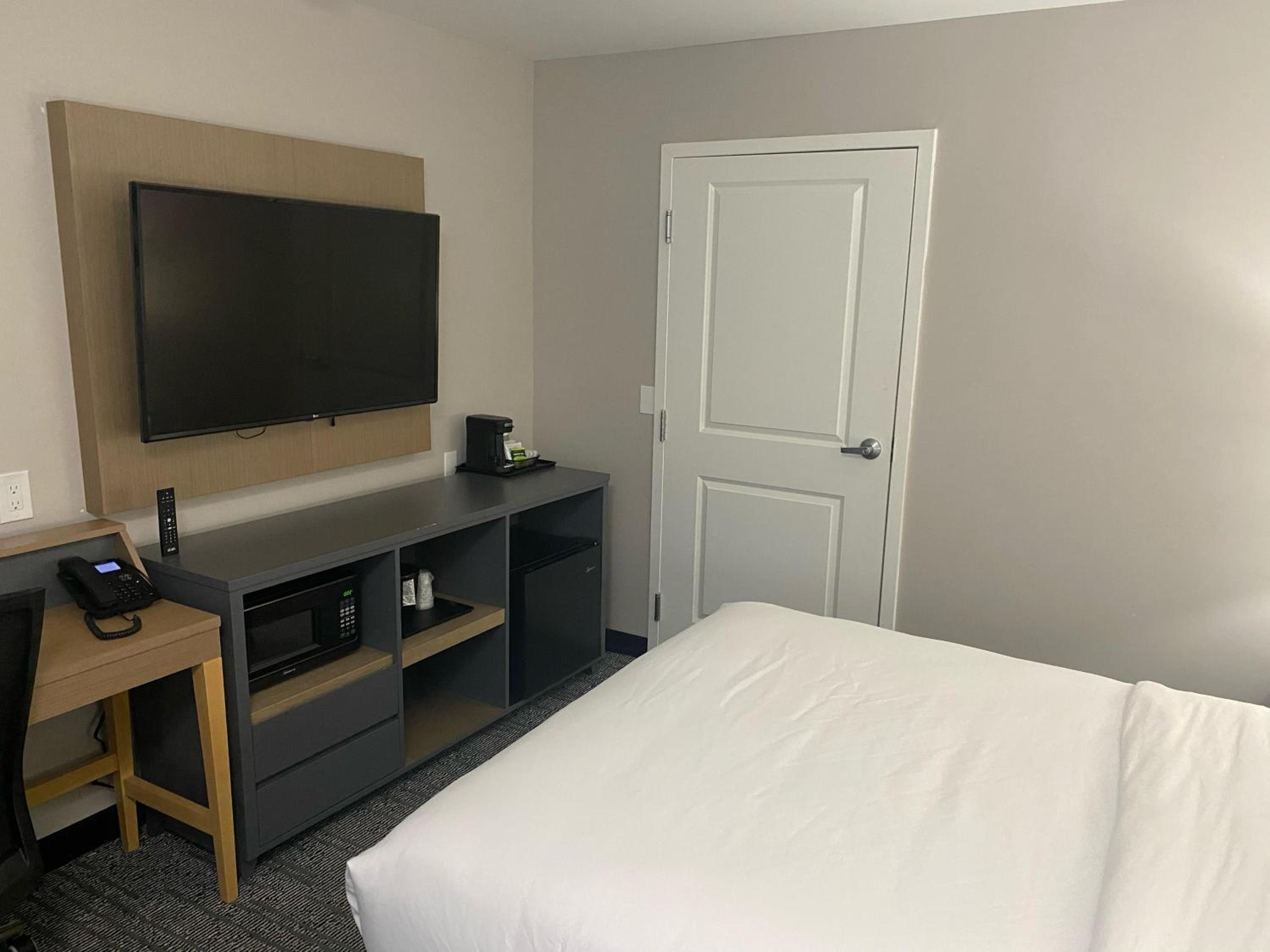 Vallejo Vacations - Country Inn Suites by Radisson, Vallejo Napa Valley, CA - Property Image 18
