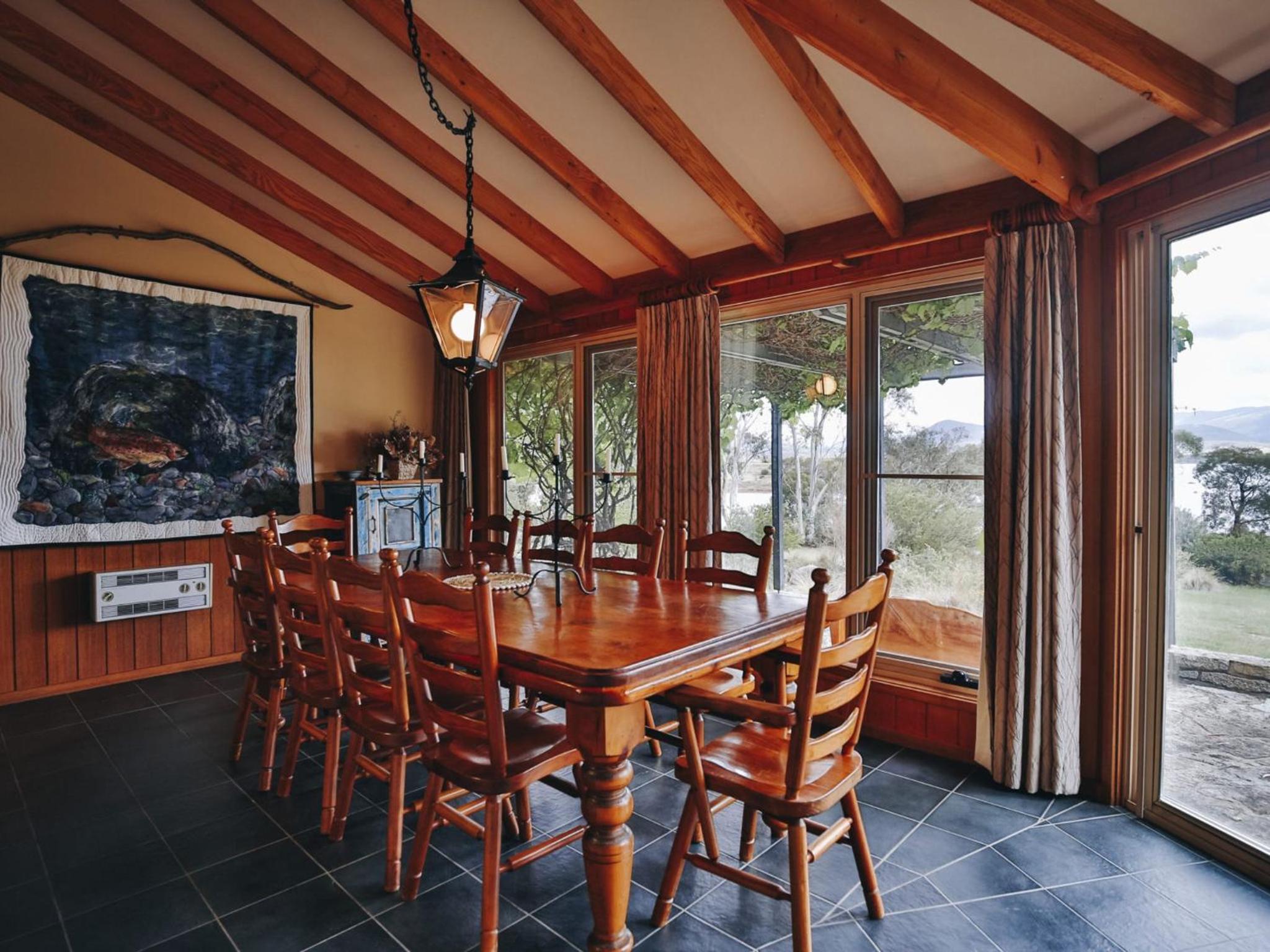Edzell - 5BR Luxury Home l Amazing Lake Views l Games Room l Tennis Court l WiFi