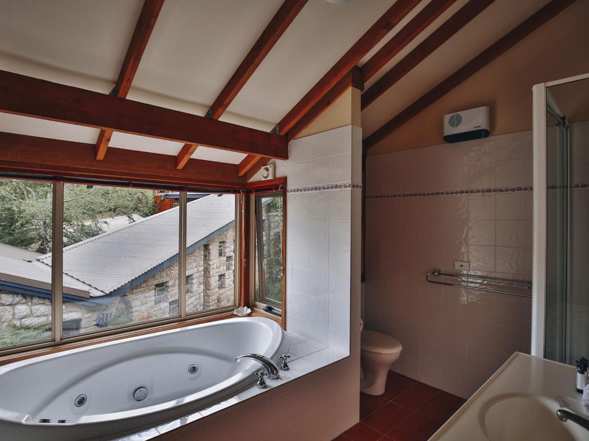 Edzell - 5BR Luxury Home l Amazing Lake Views l Games Room l Tennis Court l WiFi