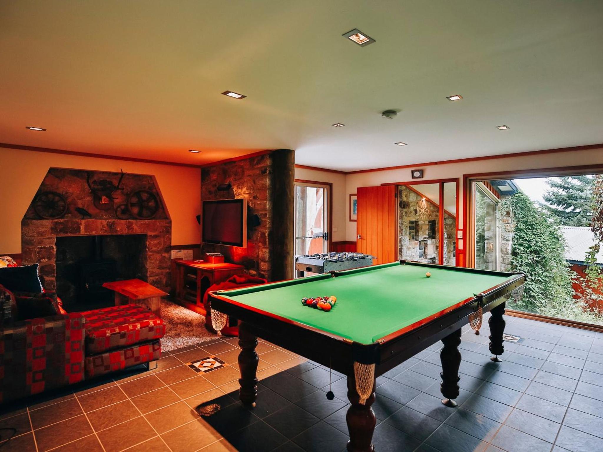 Edzell - 5BR Luxury Home l Amazing Lake Views l Games Room l Tennis Court l WiFi