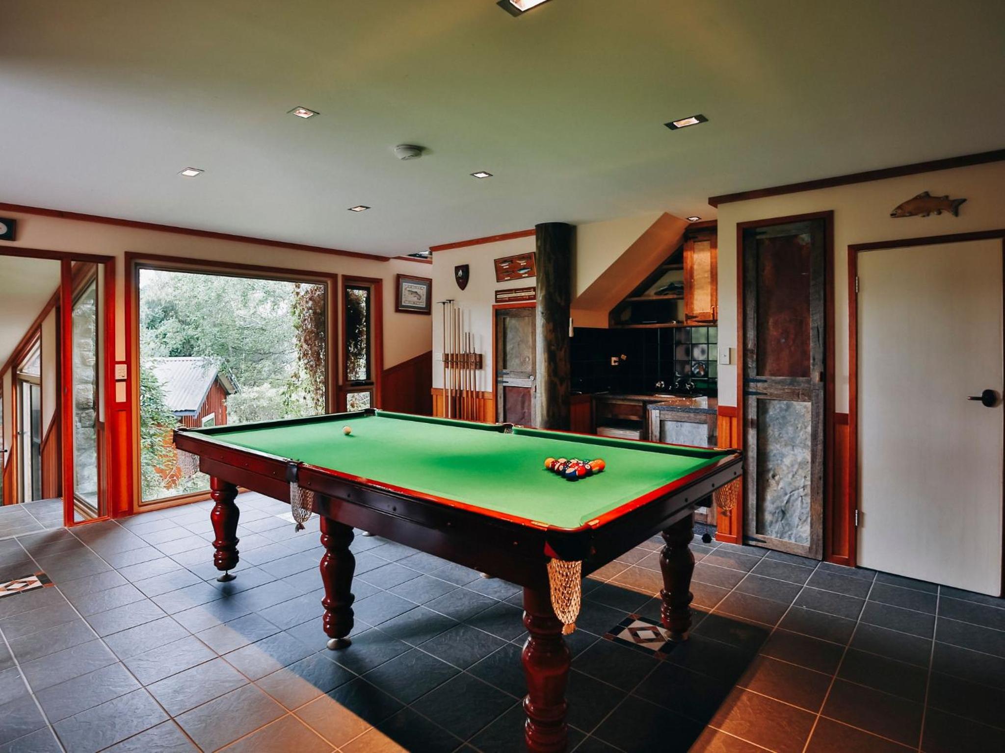 Edzell - 5BR Luxury Home l Amazing Lake Views l Games Room l Tennis Court l WiFi