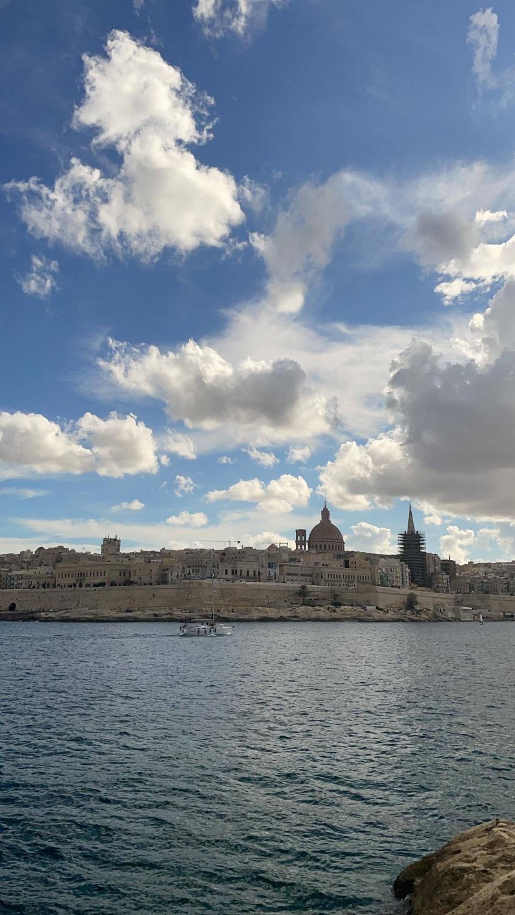 Spacious seaview Sliema Apt, steps from Valletta Ferry