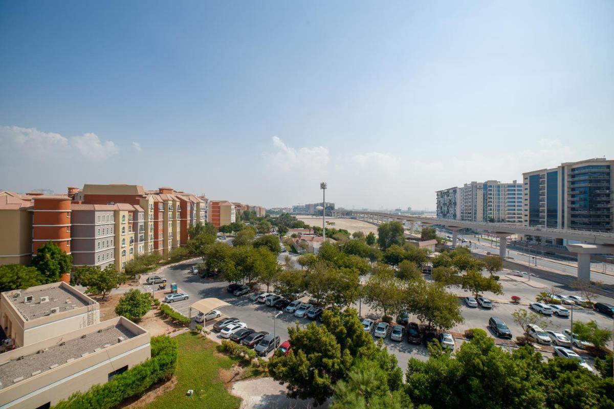 LUXE Studio Near Discovery Gardens Metro Station