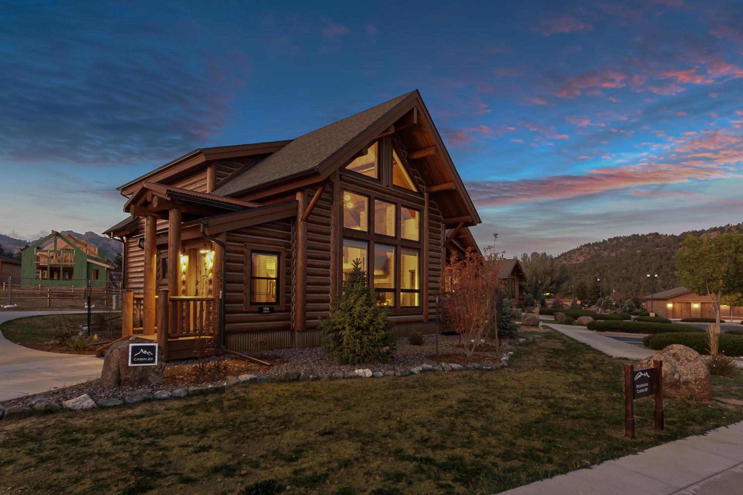 Relax in The Rockies – Located on Lake Estes, Jacuzzi and Indoor/Outdoor Fireplace