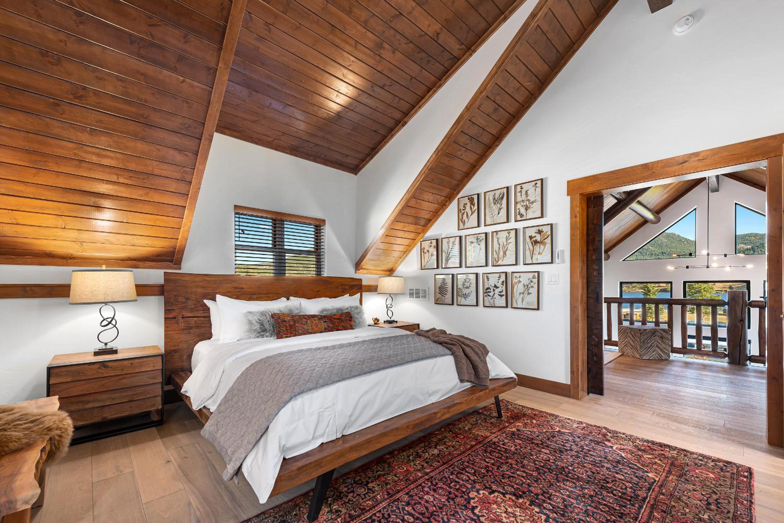 Relax in The Rockies – Located on Lake Estes, Jacuzzi and Indoor/Outdoor Fireplace