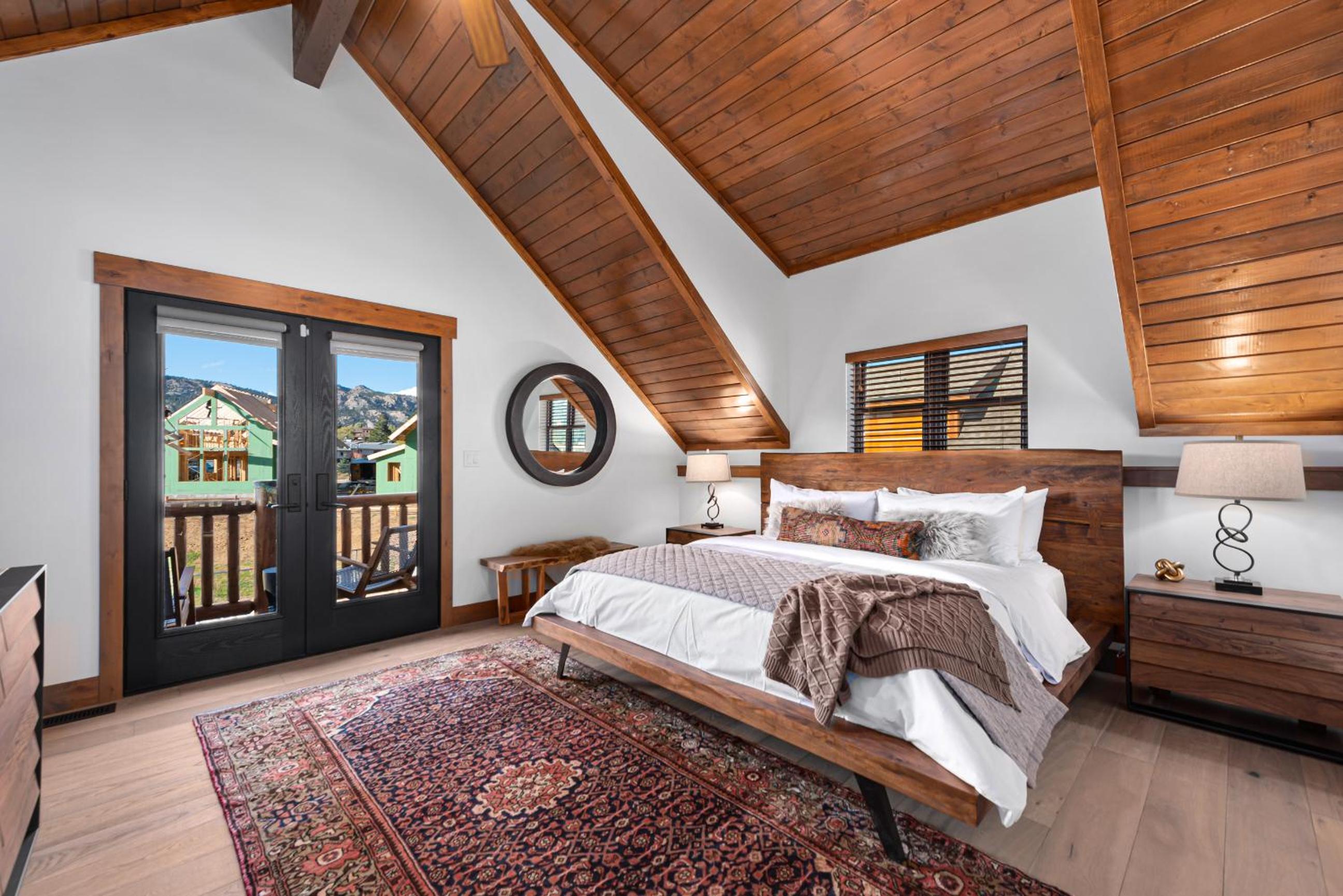 Relax in The Rockies – Located on Lake Estes, Jacuzzi and Indoor/Outdoor Fireplace