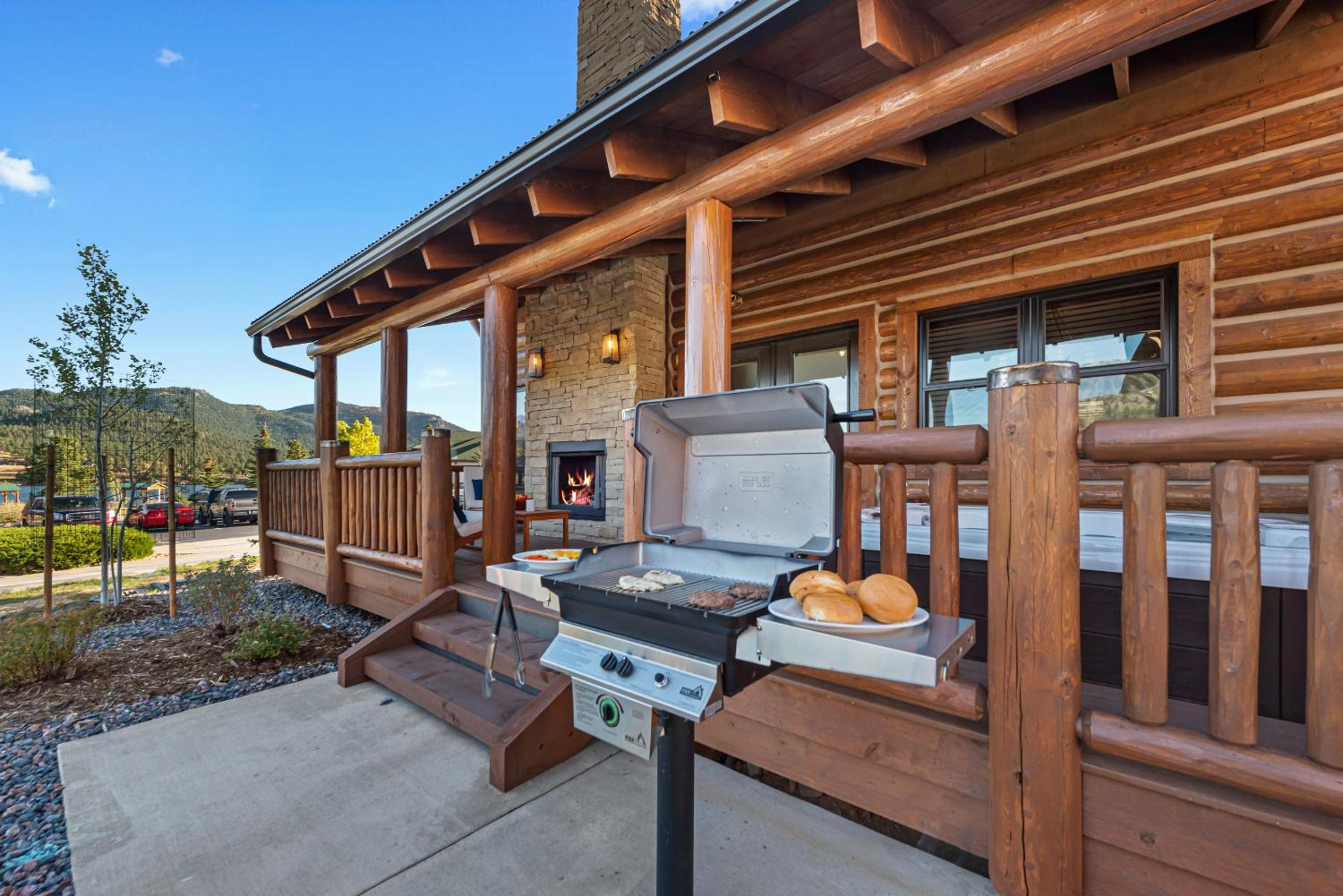 Relax in The Rockies – Located on Lake Estes, Jacuzzi and Indoor/Outdoor Fireplace