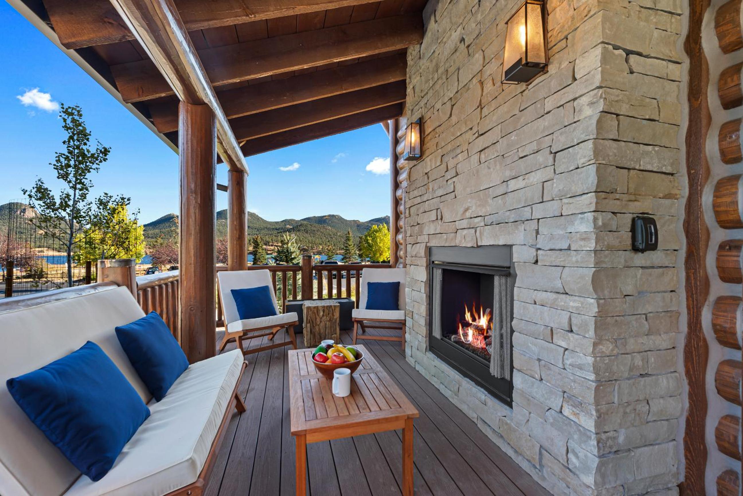 Relax in The Rockies – Located on Lake Estes, Jacuzzi and Indoor/Outdoor Fireplace