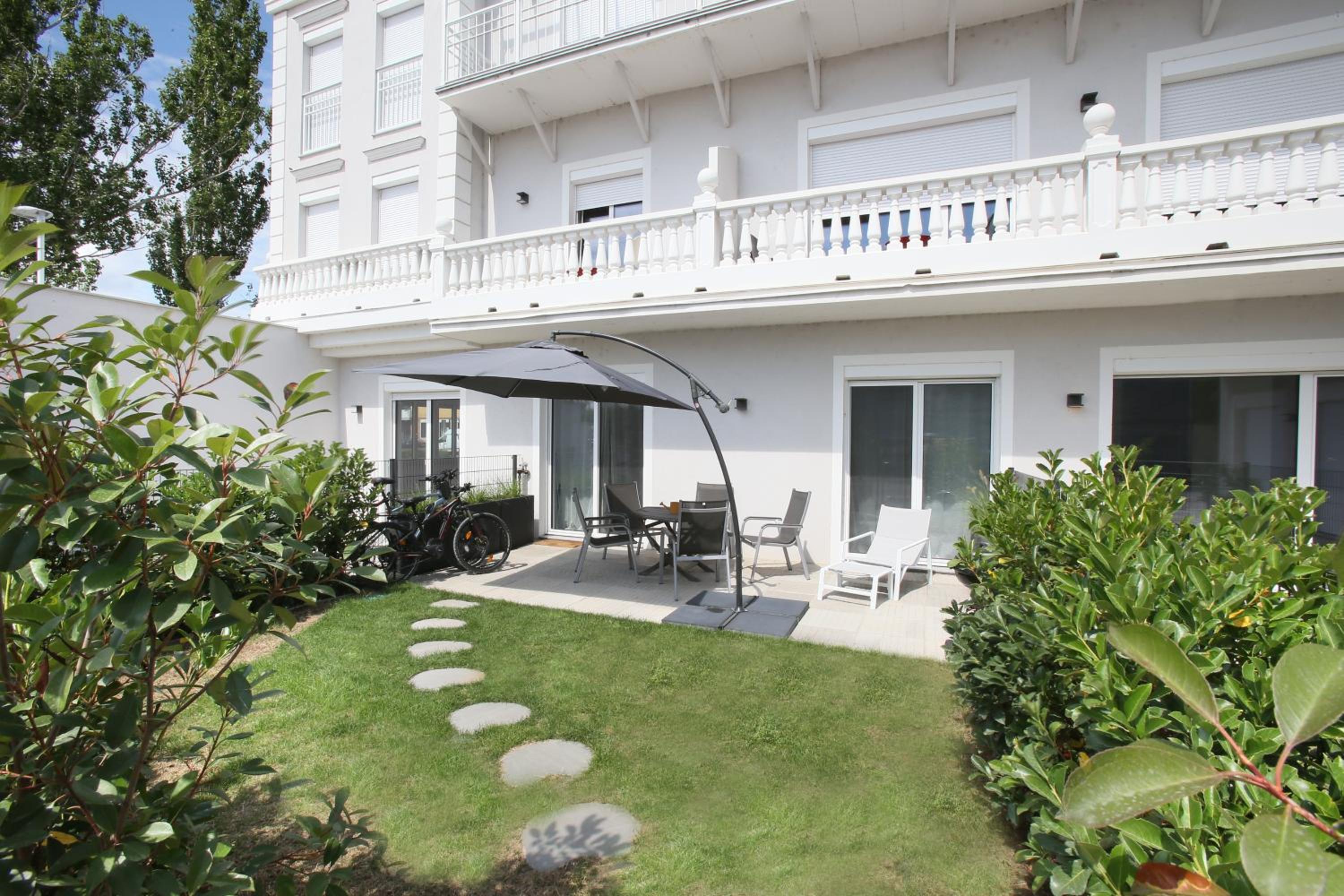 SPA-Residenz Apartments POOLs & Garden or Balcony or Terrace view 5