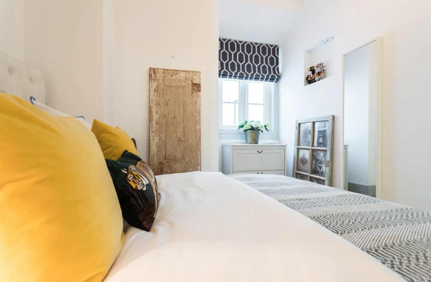 Beautiful and Stylish 5BR in the heart of Chiado view 4