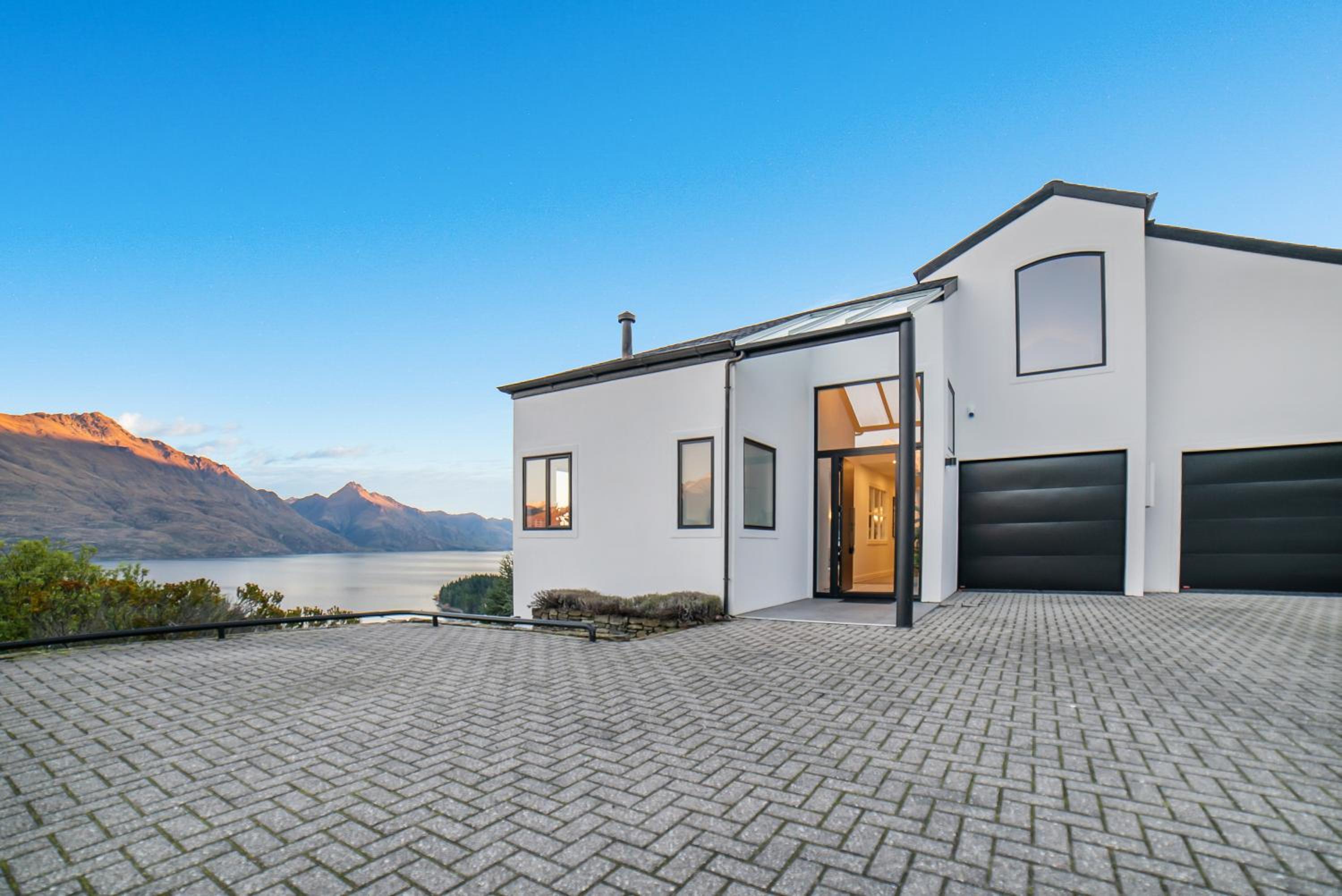 Million Dollar Views - Central Luxury + Hot tub* view 3