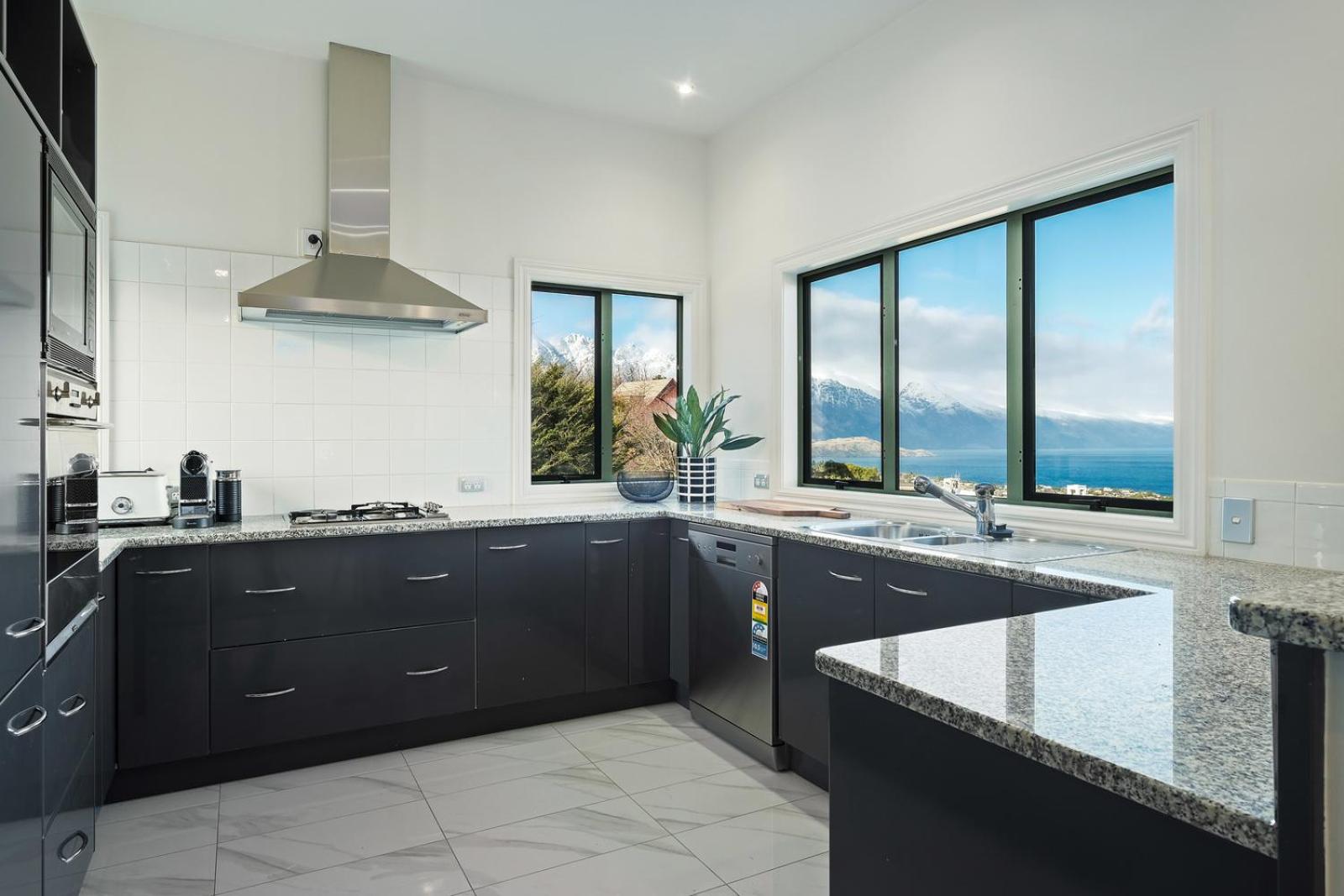 Million Dollar Views - Central Luxury + Hot tub* view 5
