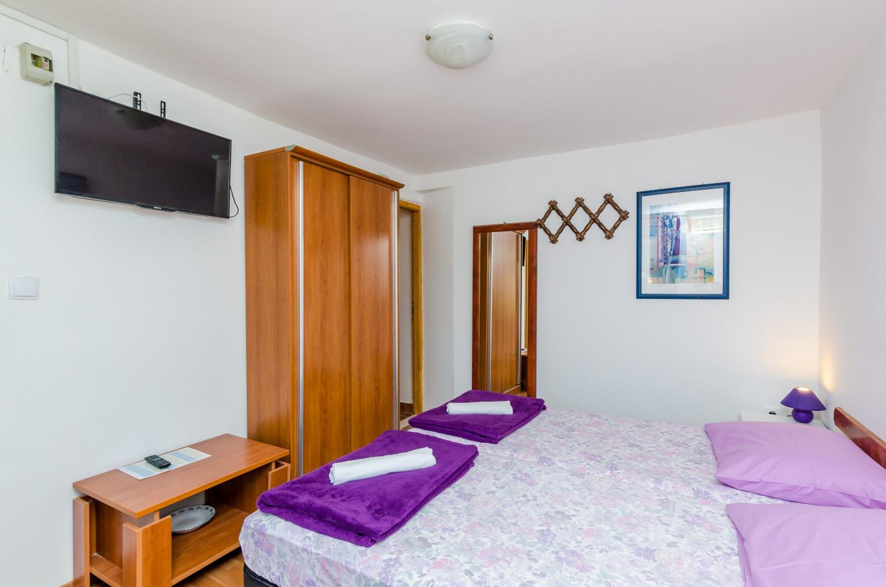 Apartments & Rooms Mihajica