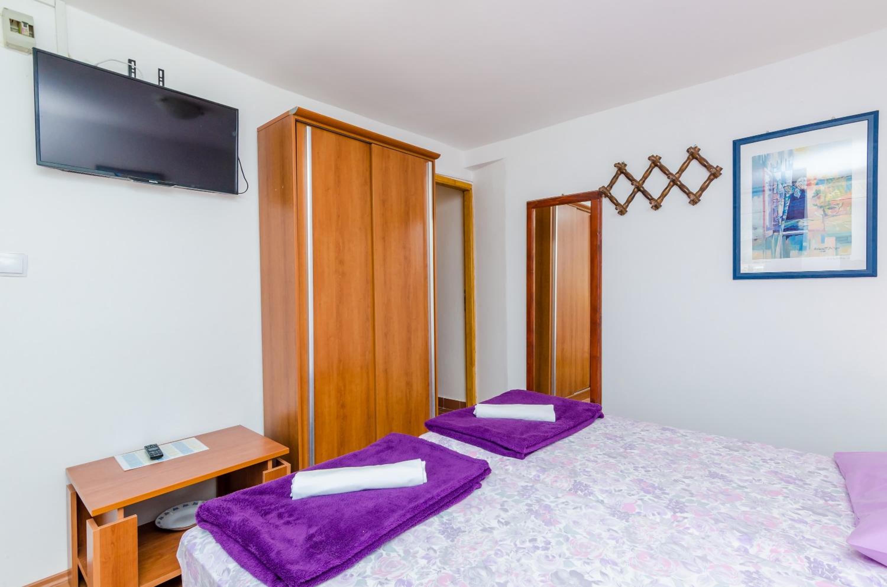 Apartments & Rooms Mihajica