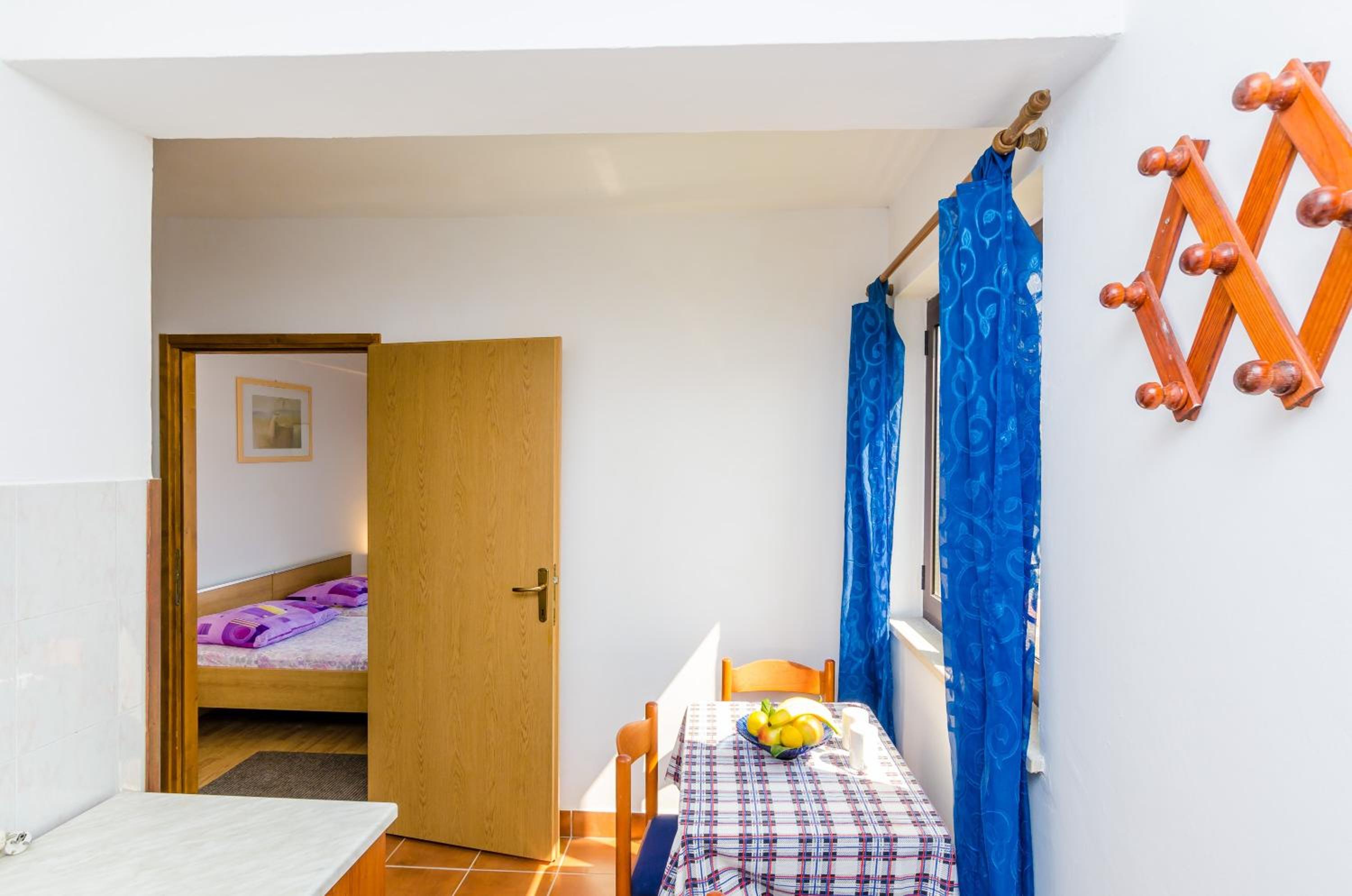Apartments & Rooms Mihajica