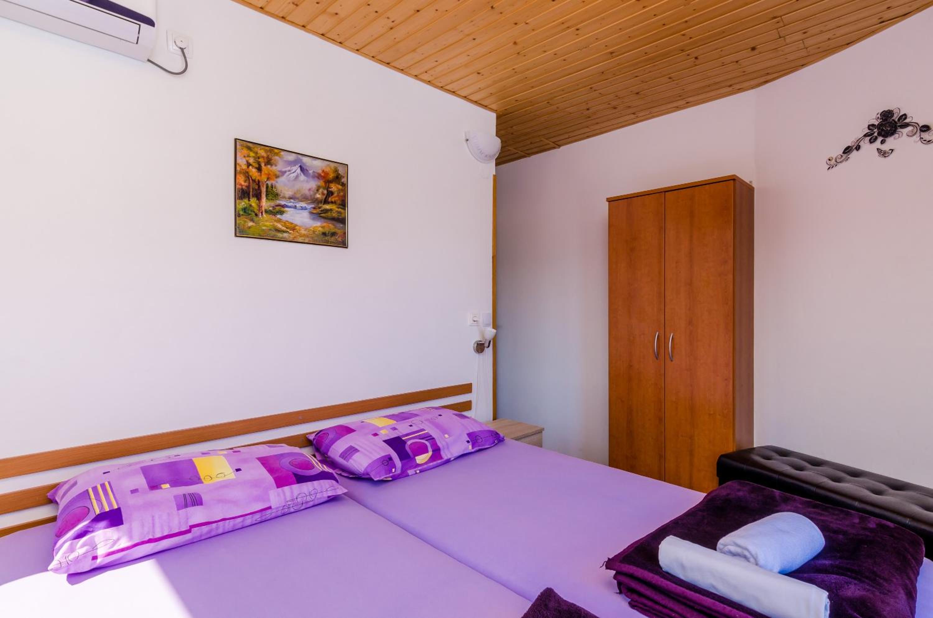 Apartments & Rooms Mihajica