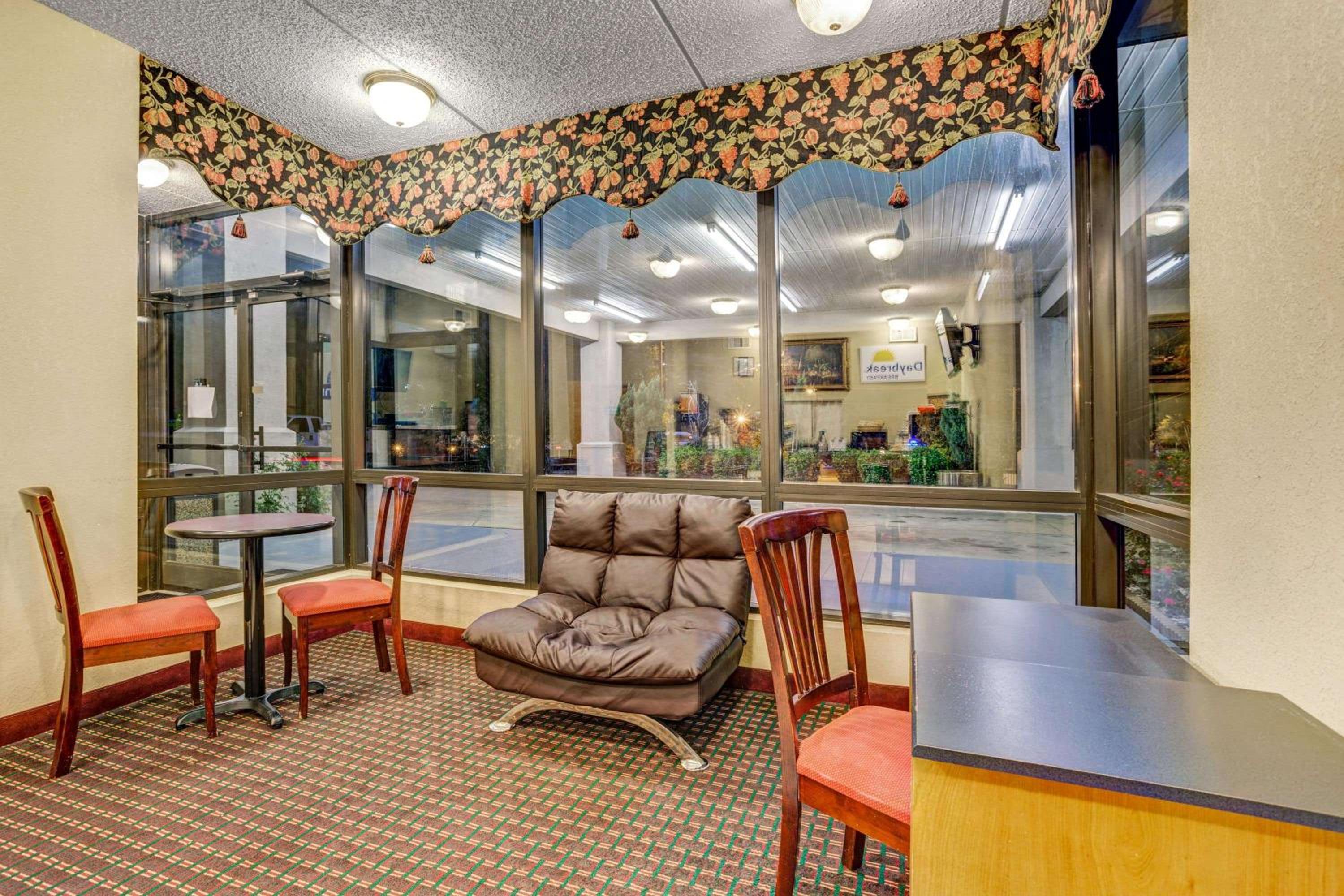 Days Inn by Wyndham Hernando view 4