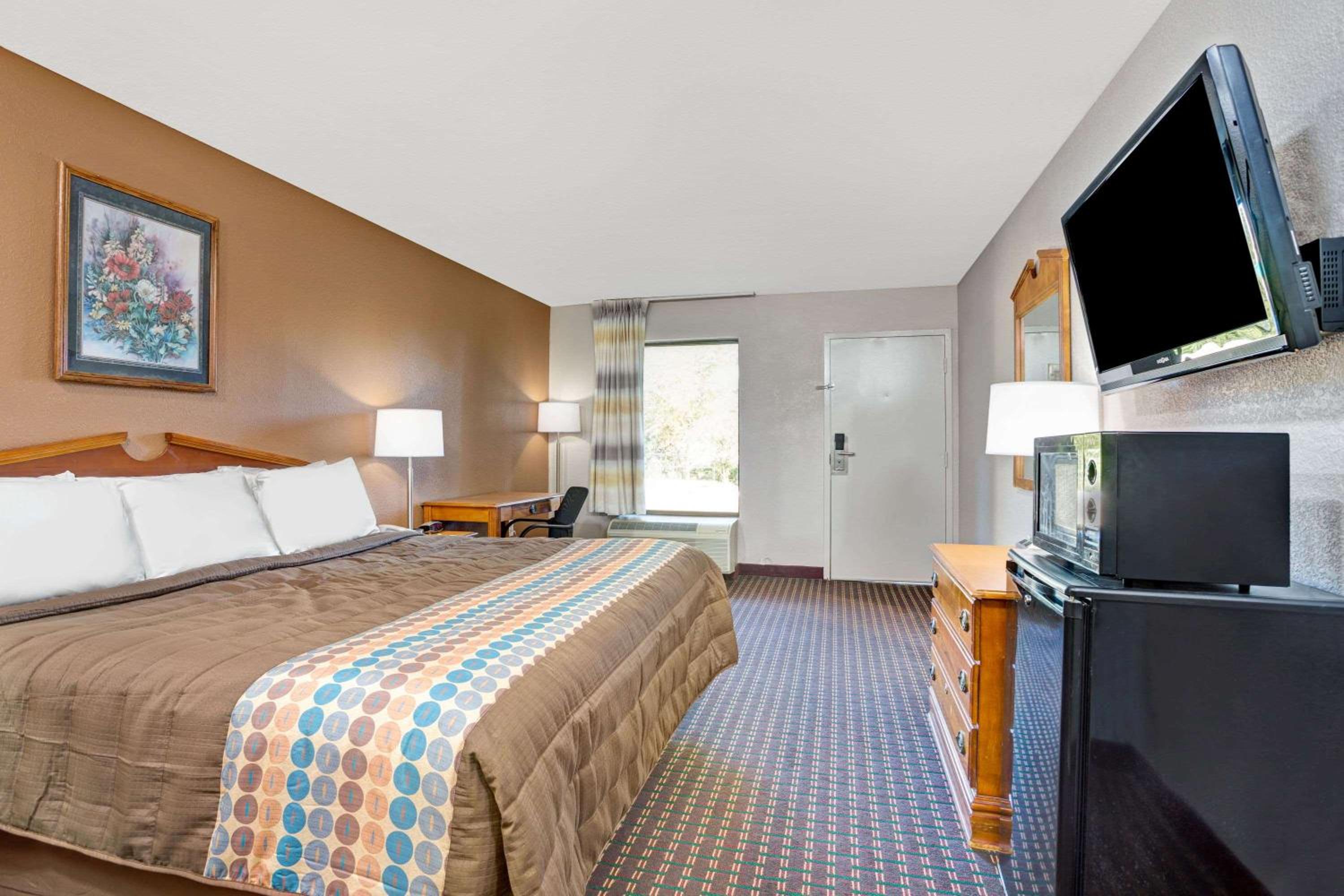 Days Inn by Wyndham Hernando view 5