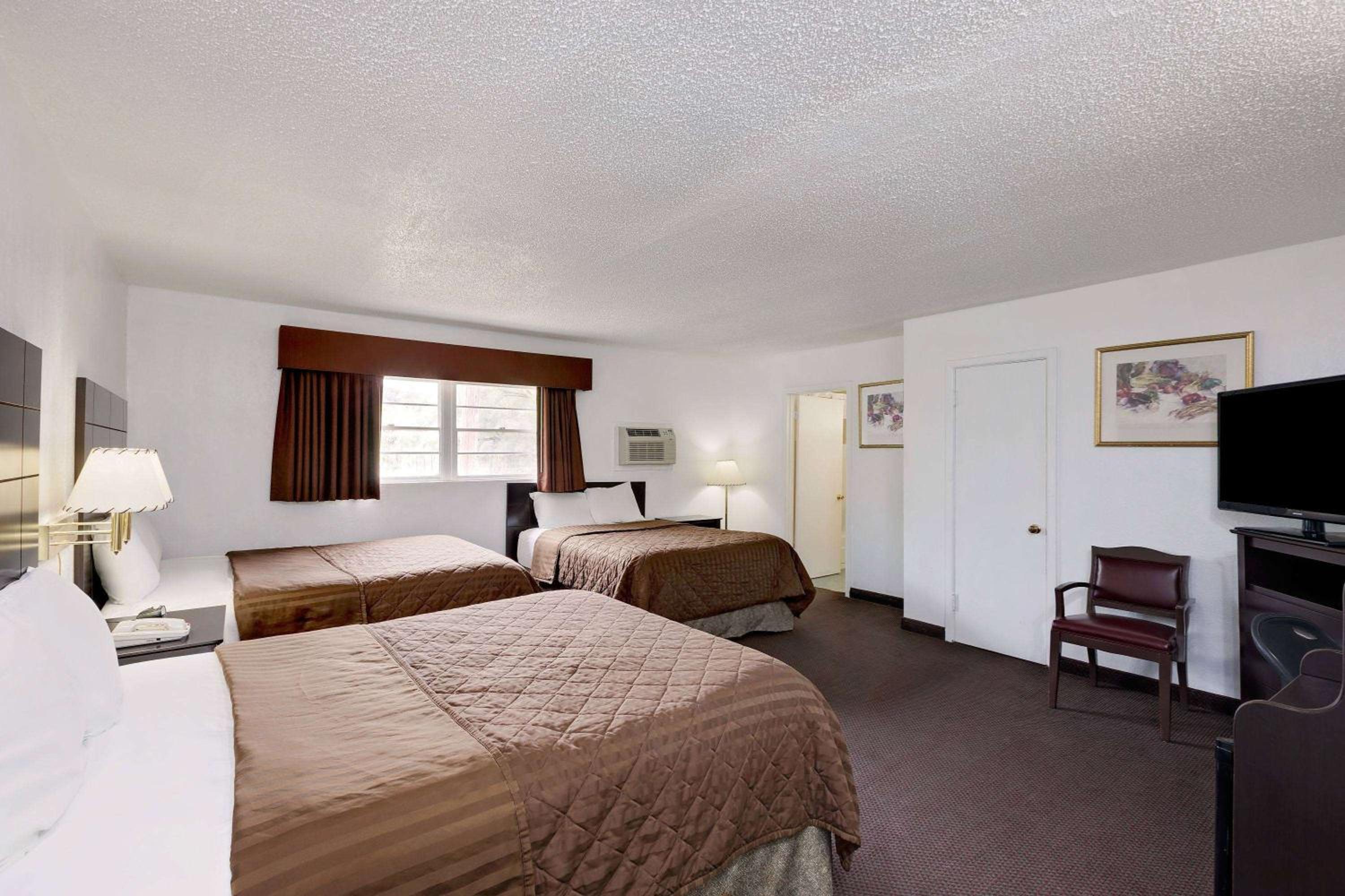Travelodge by Wyndham Ozona view 5