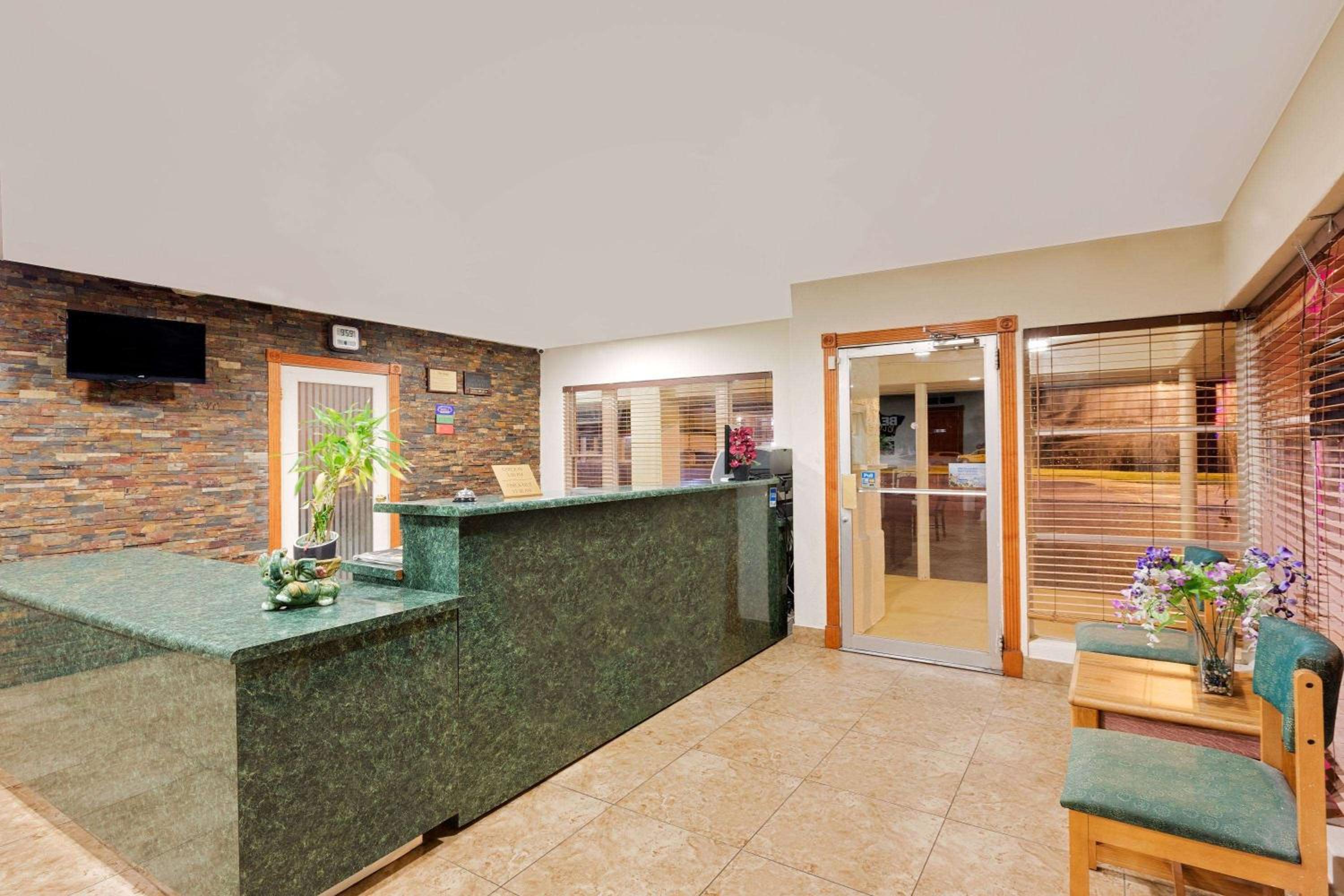 Travelodge by Wyndham Ozona view 3